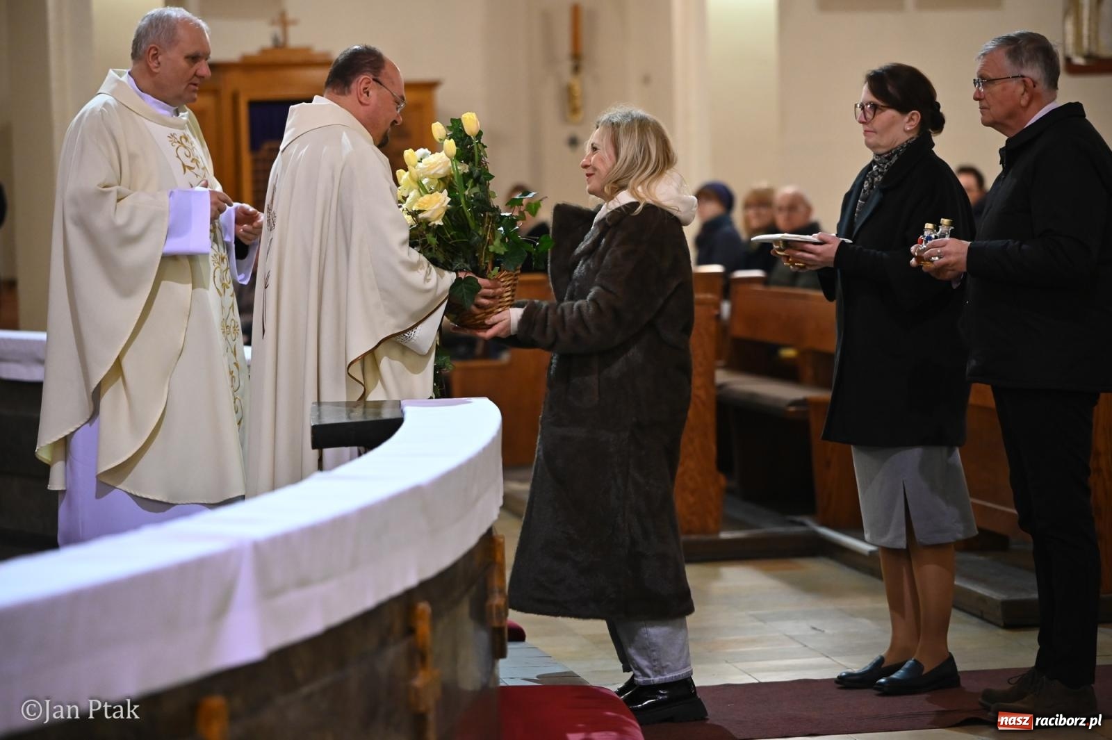 Zdjęcie w galerii na portalu naszraciborz.pl: Mija pięć lat od poświęcenia kaplicy wieczystej adoracji przy kościele NSPJ. Wprowadzono relikwie św. Ojca Pio wiadomości z regionu