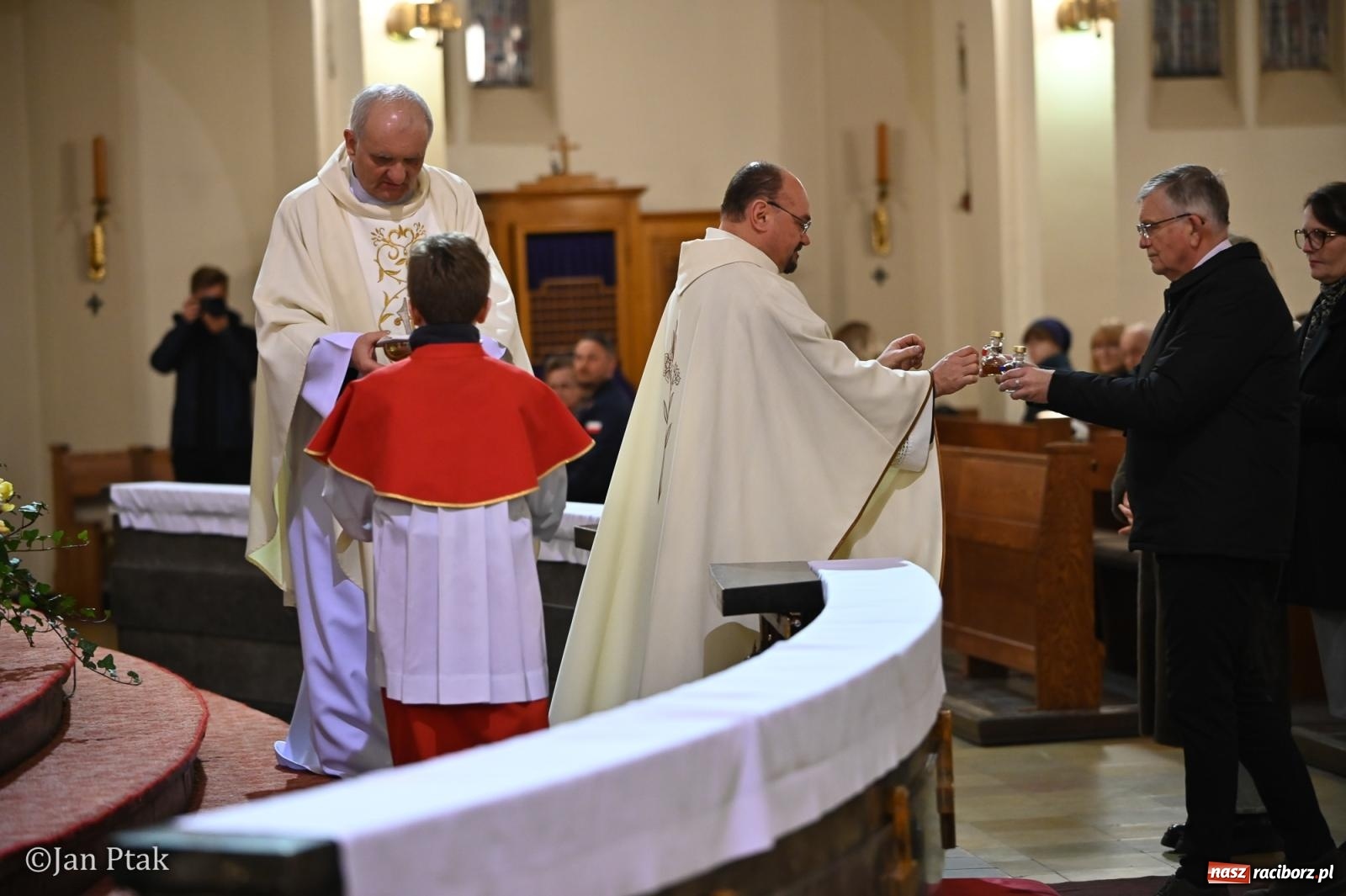Zdjęcie w galerii na portalu naszraciborz.pl: Mija pięć lat od poświęcenia kaplicy wieczystej adoracji przy kościele NSPJ. Wprowadzono relikwie św. Ojca Pio wiadomości z regionu