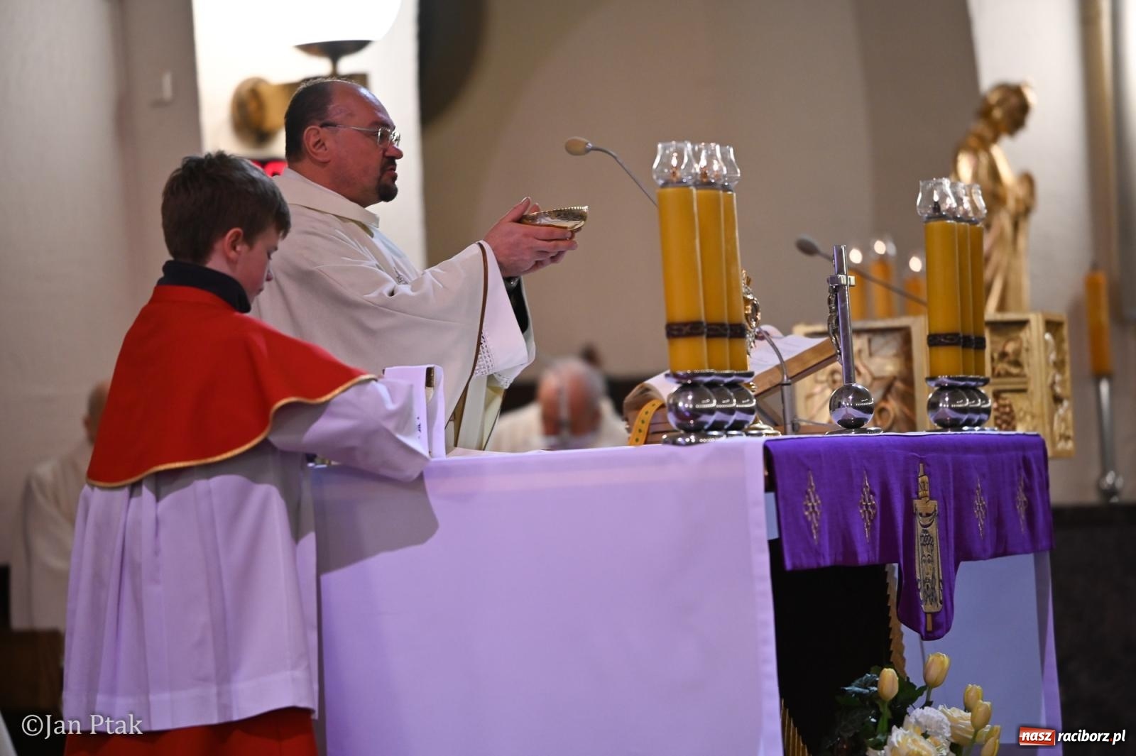 Zdjęcie w galerii na portalu naszraciborz.pl: Mija pięć lat od poświęcenia kaplicy wieczystej adoracji przy kościele NSPJ. Wprowadzono relikwie św. Ojca Pio wiadomości z regionu