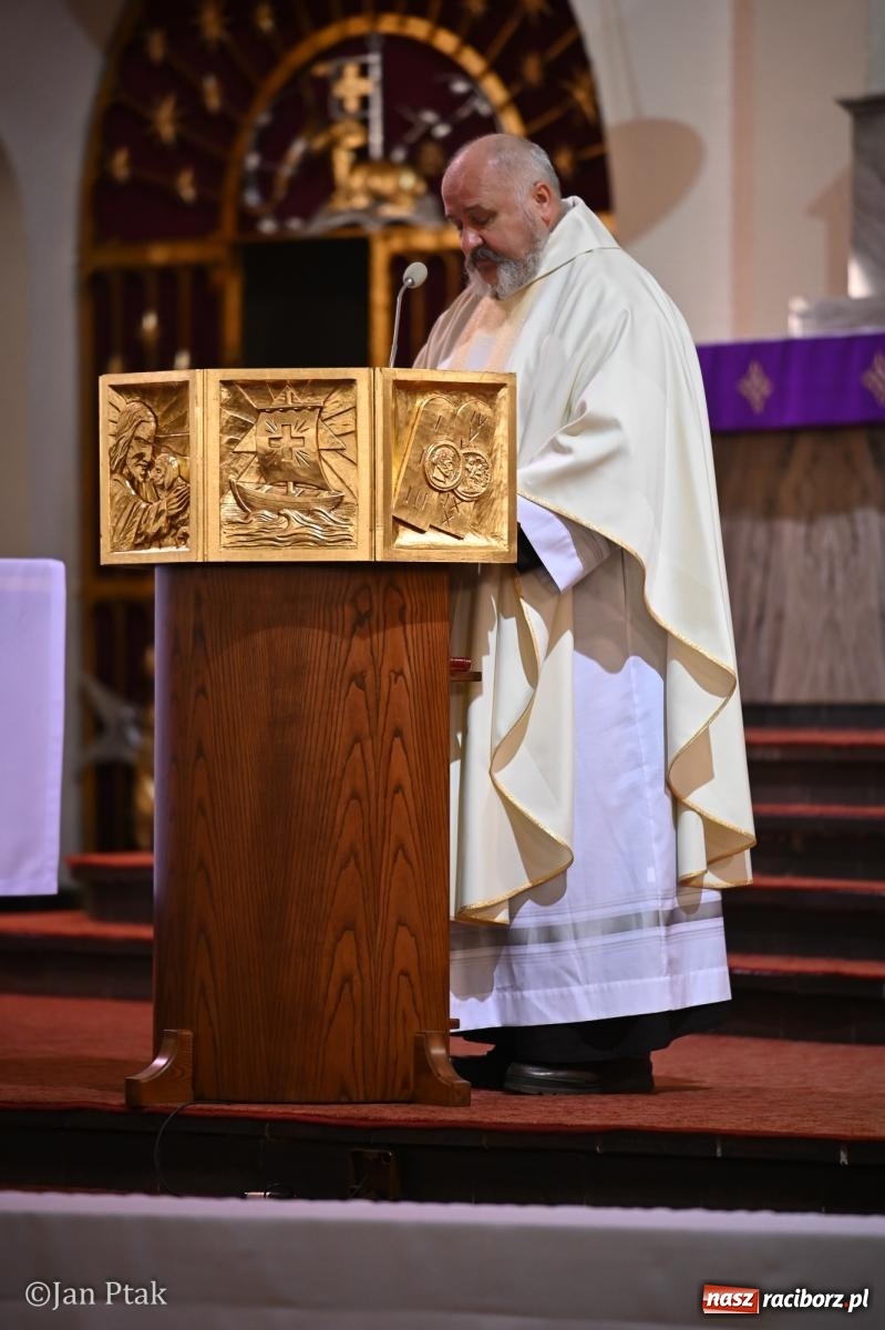 Zdjęcie w galerii na portalu naszraciborz.pl: Mija pięć lat od poświęcenia kaplicy wieczystej adoracji przy kościele NSPJ. Wprowadzono relikwie św. Ojca Pio wiadomości z regionu