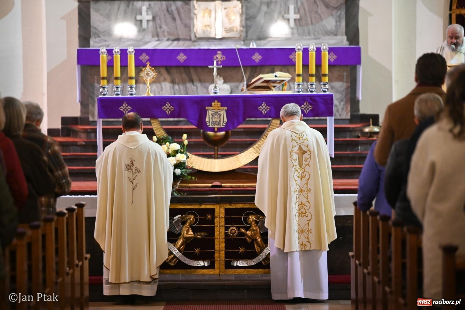 Zdjęcie w galerii na portalu naszraciborz.pl: Mija pięć lat od poświęcenia kaplicy wieczystej adoracji przy kościele NSPJ. Wprowadzono relikwie św. Ojca Pio wiadomości z regionu