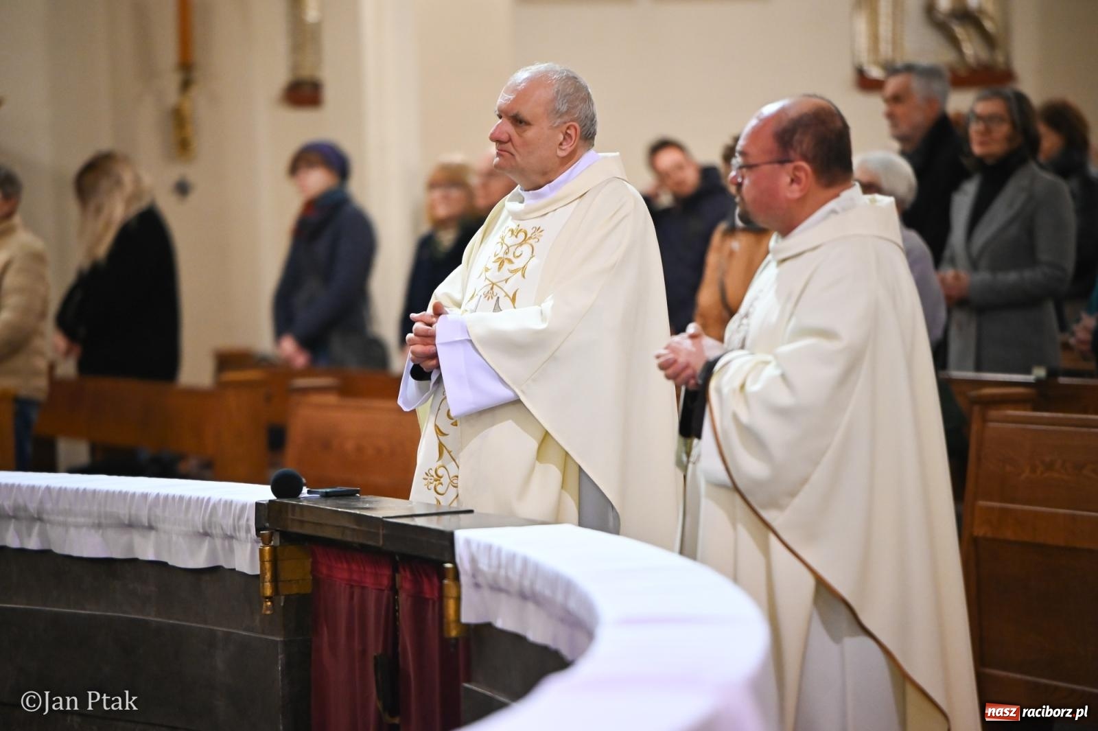Zdjęcie w galerii na portalu naszraciborz.pl: Mija pięć lat od poświęcenia kaplicy wieczystej adoracji przy kościele NSPJ. Wprowadzono relikwie św. Ojca Pio wiadomości z regionu