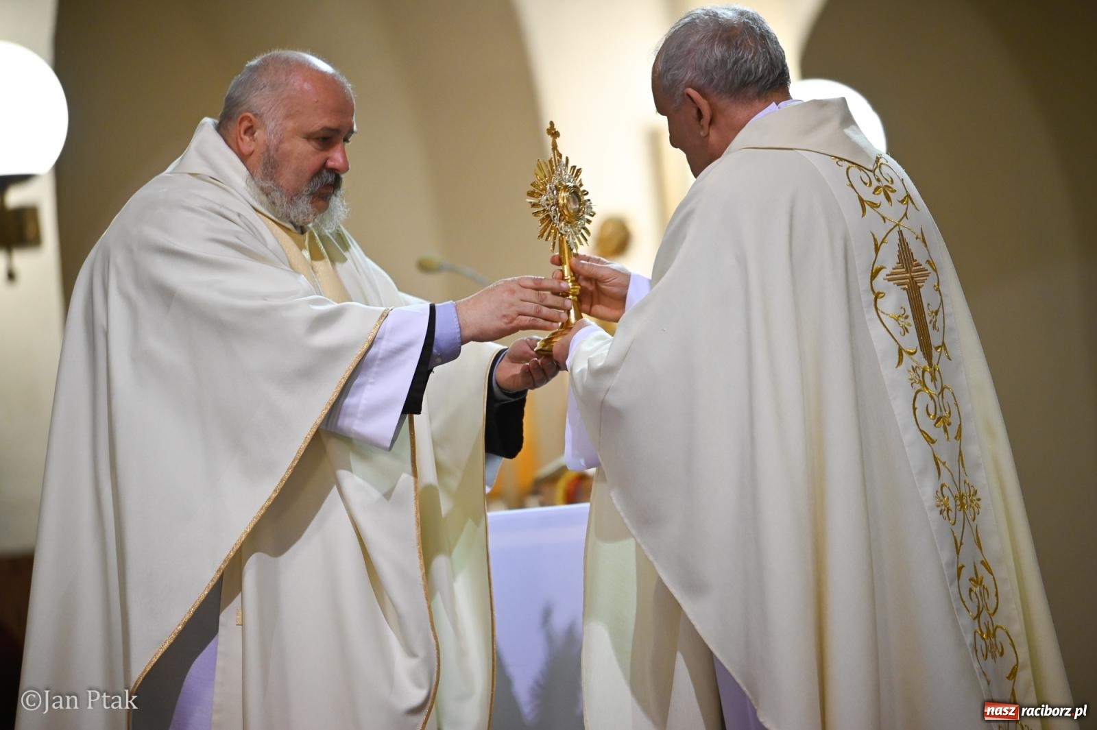 Zdjęcie w galerii na portalu naszraciborz.pl: Mija pięć lat od poświęcenia kaplicy wieczystej adoracji przy kościele NSPJ. Wprowadzono relikwie św. Ojca Pio wiadomości z regionu