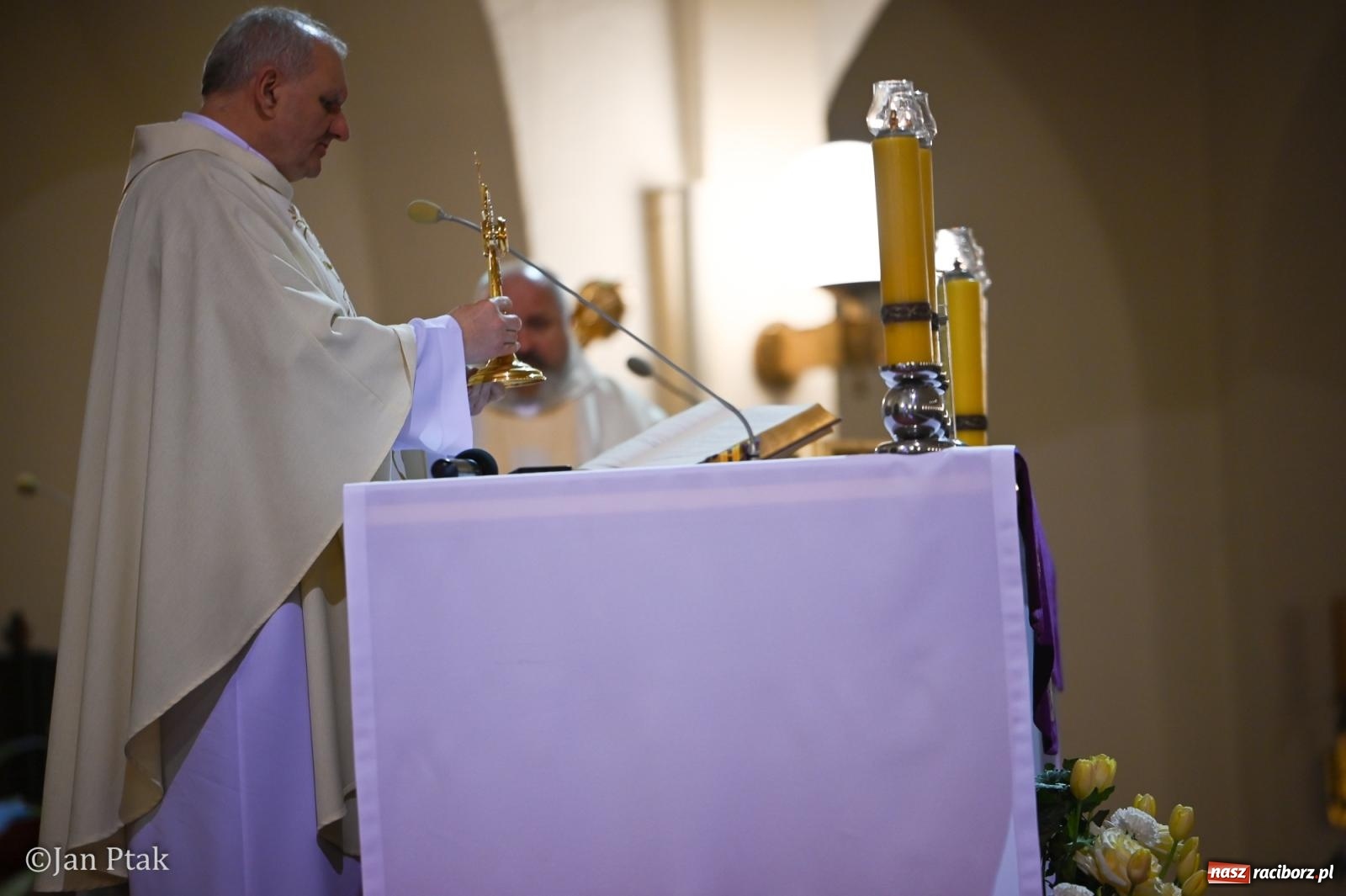 Zdjęcie w galerii na portalu naszraciborz.pl: Mija pięć lat od poświęcenia kaplicy wieczystej adoracji przy kościele NSPJ. Wprowadzono relikwie św. Ojca Pio wiadomości z regionu