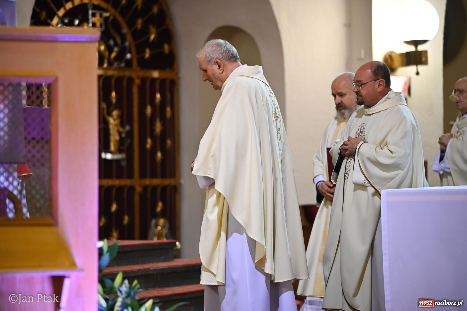 Zdjęcie w galerii na portalu naszraciborz.pl: Mija pięć lat od poświęcenia kaplicy wieczystej adoracji przy kościele NSPJ. Wprowadzono relikwie św. Ojca Pio wiadomości z regionu