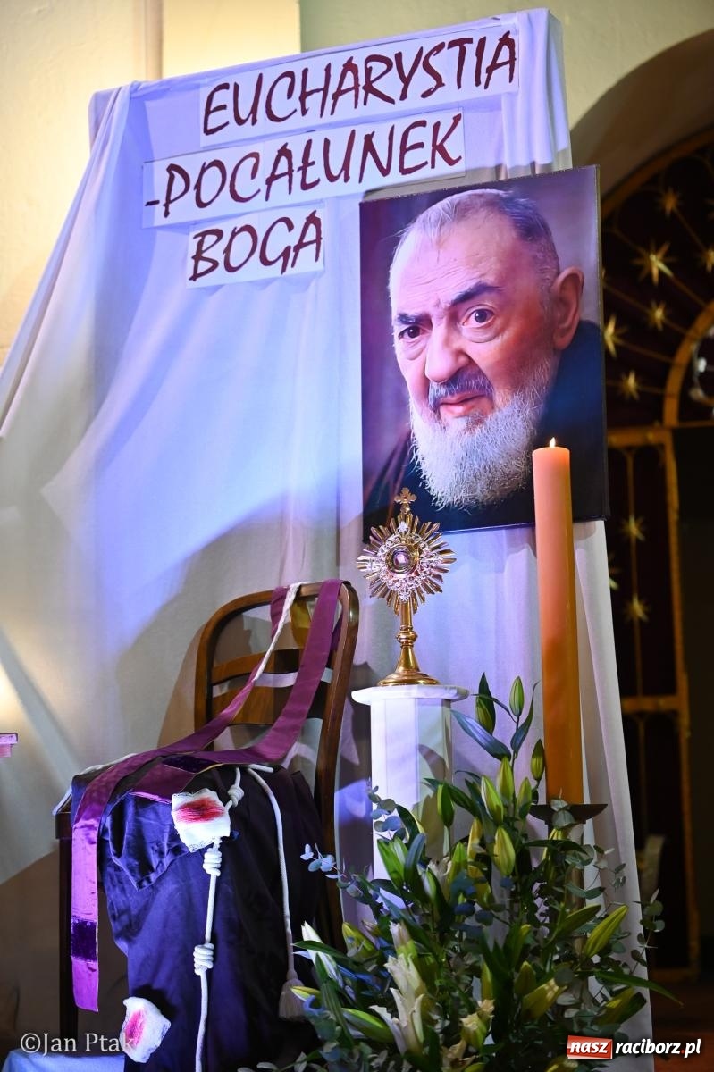 Zdjęcie w galerii na portalu naszraciborz.pl: Mija pięć lat od poświęcenia kaplicy wieczystej adoracji przy kościele NSPJ. Wprowadzono relikwie św. Ojca Pio wiadomości z regionu