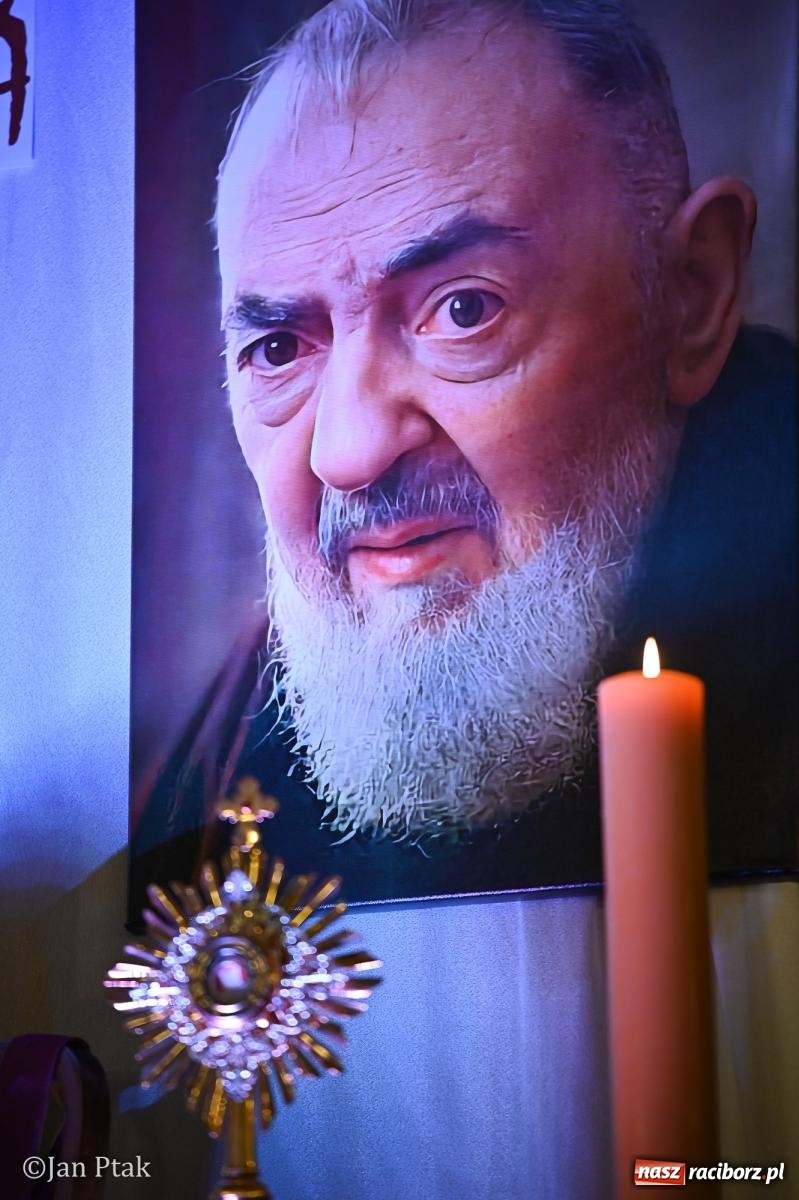 Zdjęcie w galerii na portalu naszraciborz.pl: Mija pięć lat od poświęcenia kaplicy wieczystej adoracji przy kościele NSPJ. Wprowadzono relikwie św. Ojca Pio wiadomości z regionu