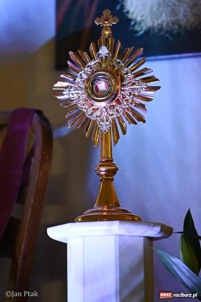 Zdjęcie w galerii na portalu naszraciborz.pl: Mija pięć lat od poświęcenia kaplicy wieczystej adoracji przy kościele NSPJ. Wprowadzono relikwie św. Ojca Pio wiadomości z regionu