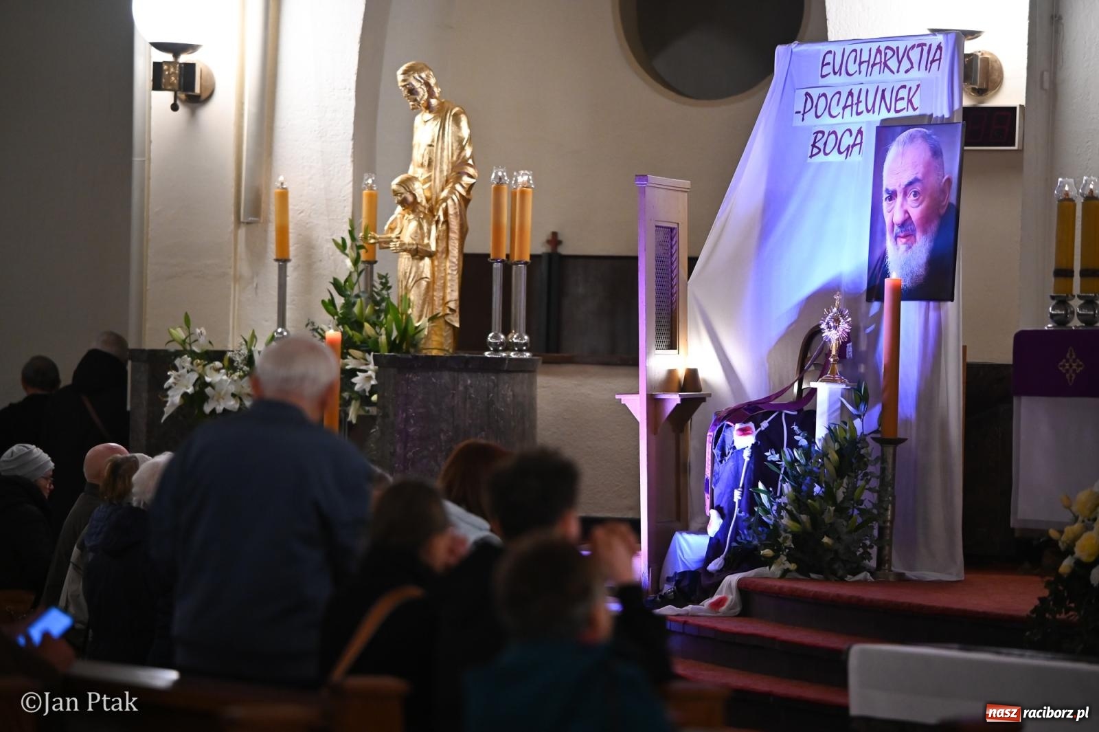 Zdjęcie w galerii na portalu naszraciborz.pl: Mija pięć lat od poświęcenia kaplicy wieczystej adoracji przy kościele NSPJ. Wprowadzono relikwie św. Ojca Pio wiadomości z regionu