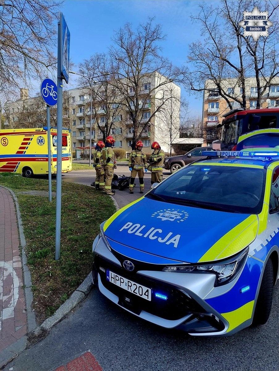 Zdjęcie w galerii na portalu naszraciborz.pl: Groźne zdarzenie drogowe w Raciborzu. Nastolatek trafił do szpitala wiadomości z regionu