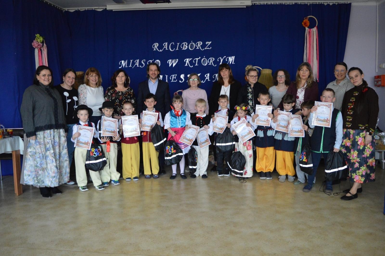 Zdjęcie w galerii na portalu naszraciborz.pl: Racibórz – miasto, w którym mieszkam. Konkurs międzyprzedszkolny pełen wiedzy i zabawy wiadomości z regionu