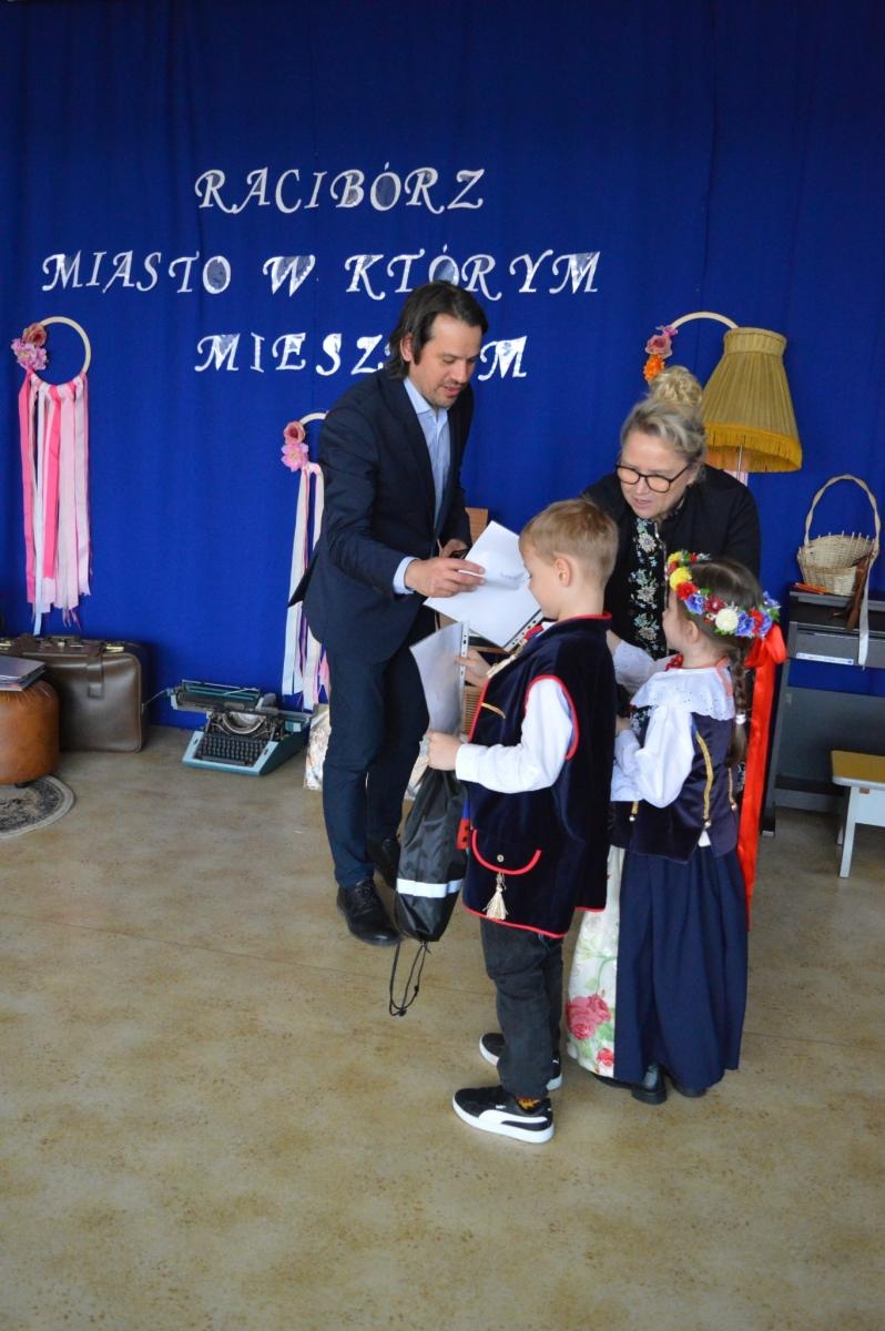 Zdjęcie w galerii na portalu naszraciborz.pl: Racibórz – miasto, w którym mieszkam. Konkurs międzyprzedszkolny pełen wiedzy i zabawy wiadomości z regionu