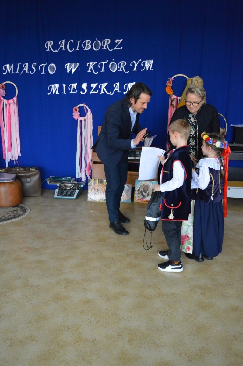 Zdjęcie w galerii na portalu naszraciborz.pl: Racibórz – miasto, w którym mieszkam. Konkurs międzyprzedszkolny pełen wiedzy i zabawy wiadomości z regionu
