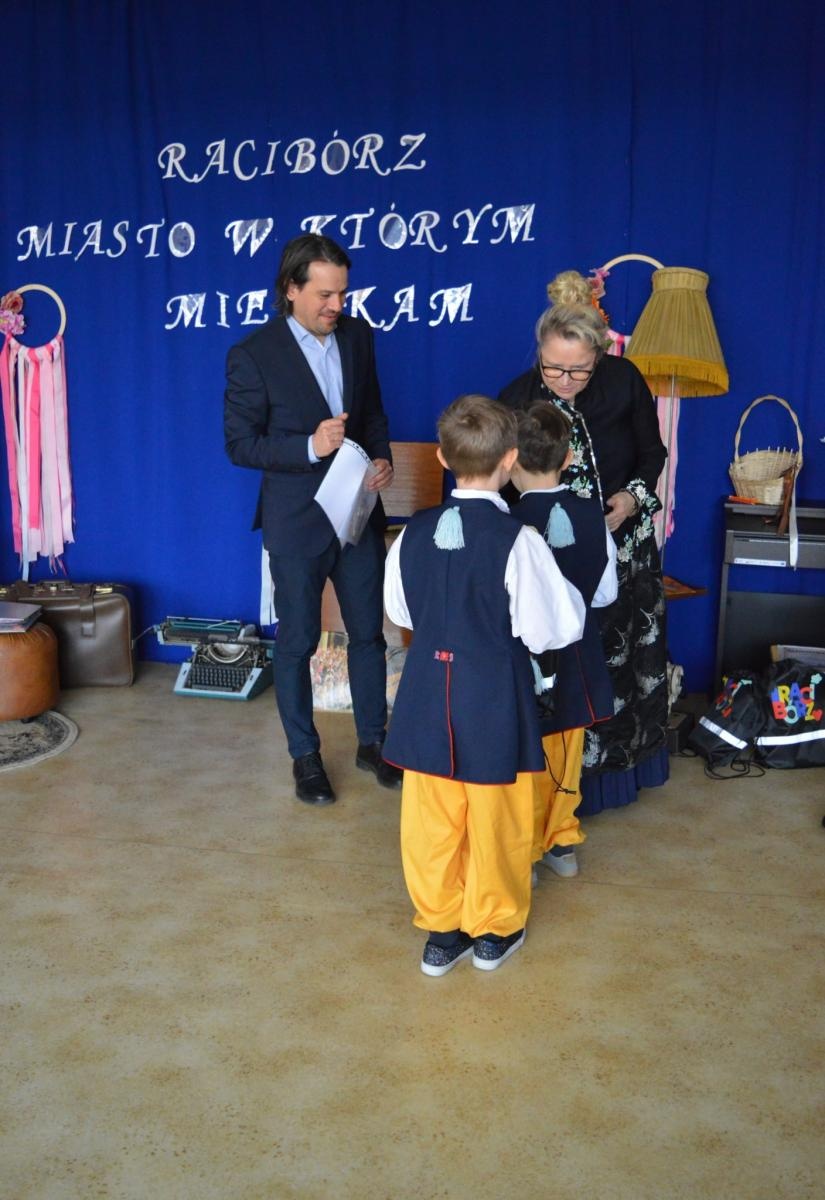 Zdjęcie w galerii na portalu naszraciborz.pl: Racibórz – miasto, w którym mieszkam. Konkurs międzyprzedszkolny pełen wiedzy i zabawy wiadomości z regionu