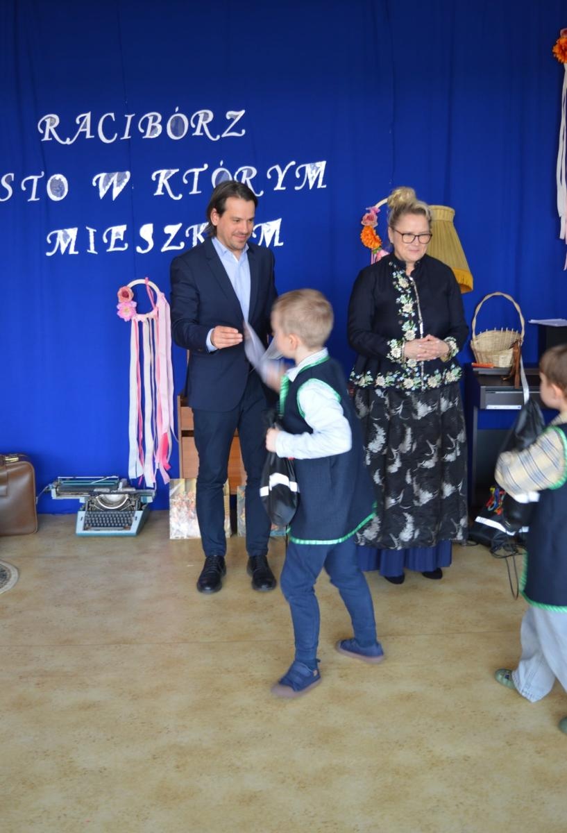 Zdjęcie w galerii na portalu naszraciborz.pl: Racibórz – miasto, w którym mieszkam. Konkurs międzyprzedszkolny pełen wiedzy i zabawy wiadomości z regionu