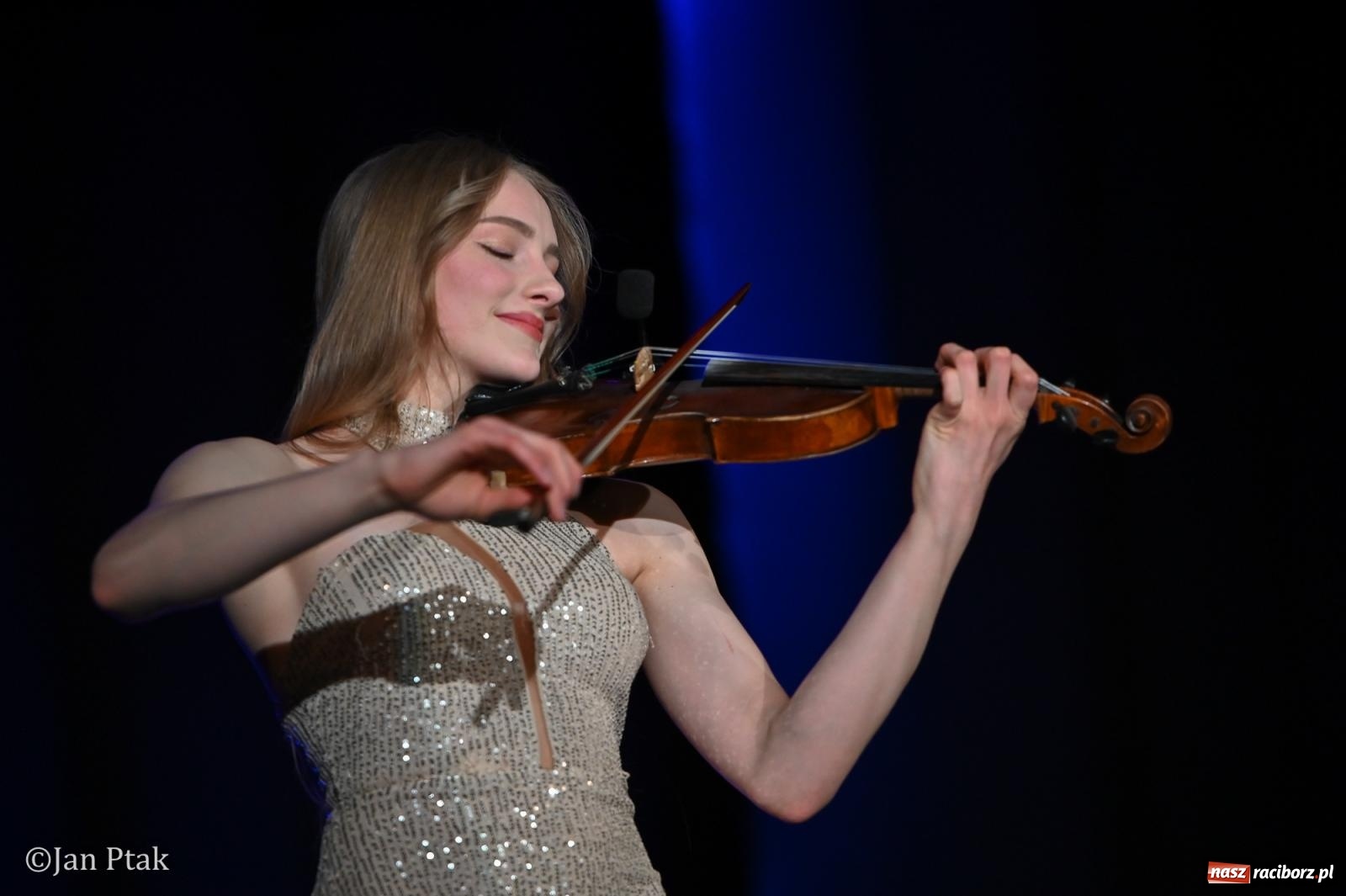 Zdjęcie w galerii na portalu naszraciborz.pl: Młodzieżowy koncert charytatywny The OfflineZone w Raciborzu [FOTO i WIDEO] wiadomości z regionu