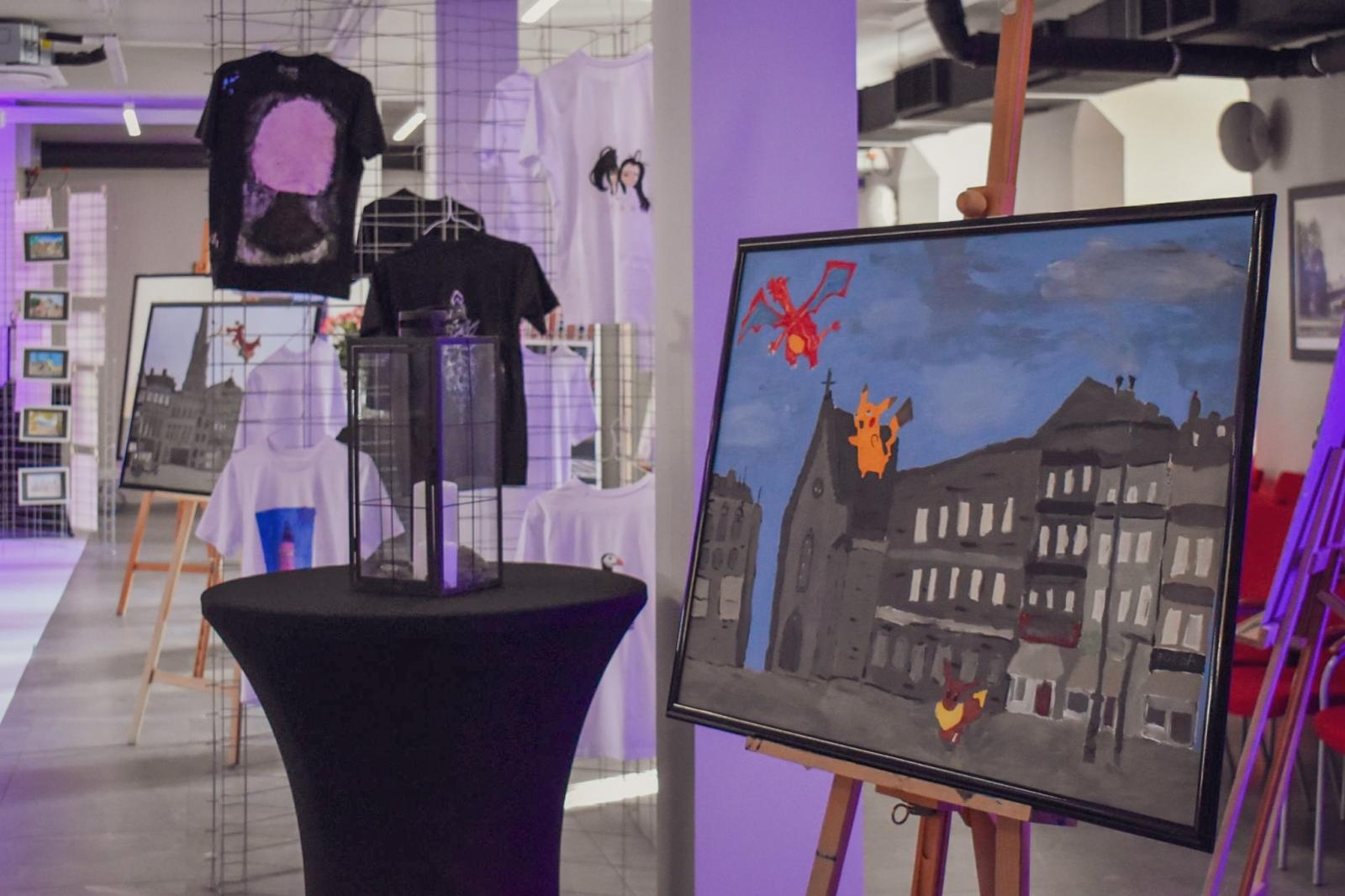 Zdjęcie w galerii na portalu naszraciborz.pl: Magiczny wernisaż prac młodych twórców w zamkowej słodowni [FOTO i WIDEO] wiadomości z regionu