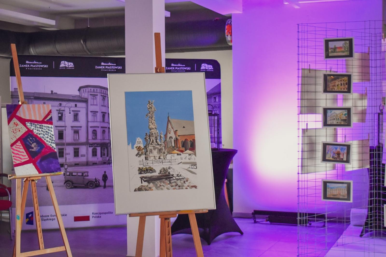 Zdjęcie w galerii na portalu naszraciborz.pl: Magiczny wernisaż prac młodych twórców w zamkowej słodowni [FOTO i WIDEO] wiadomości z regionu