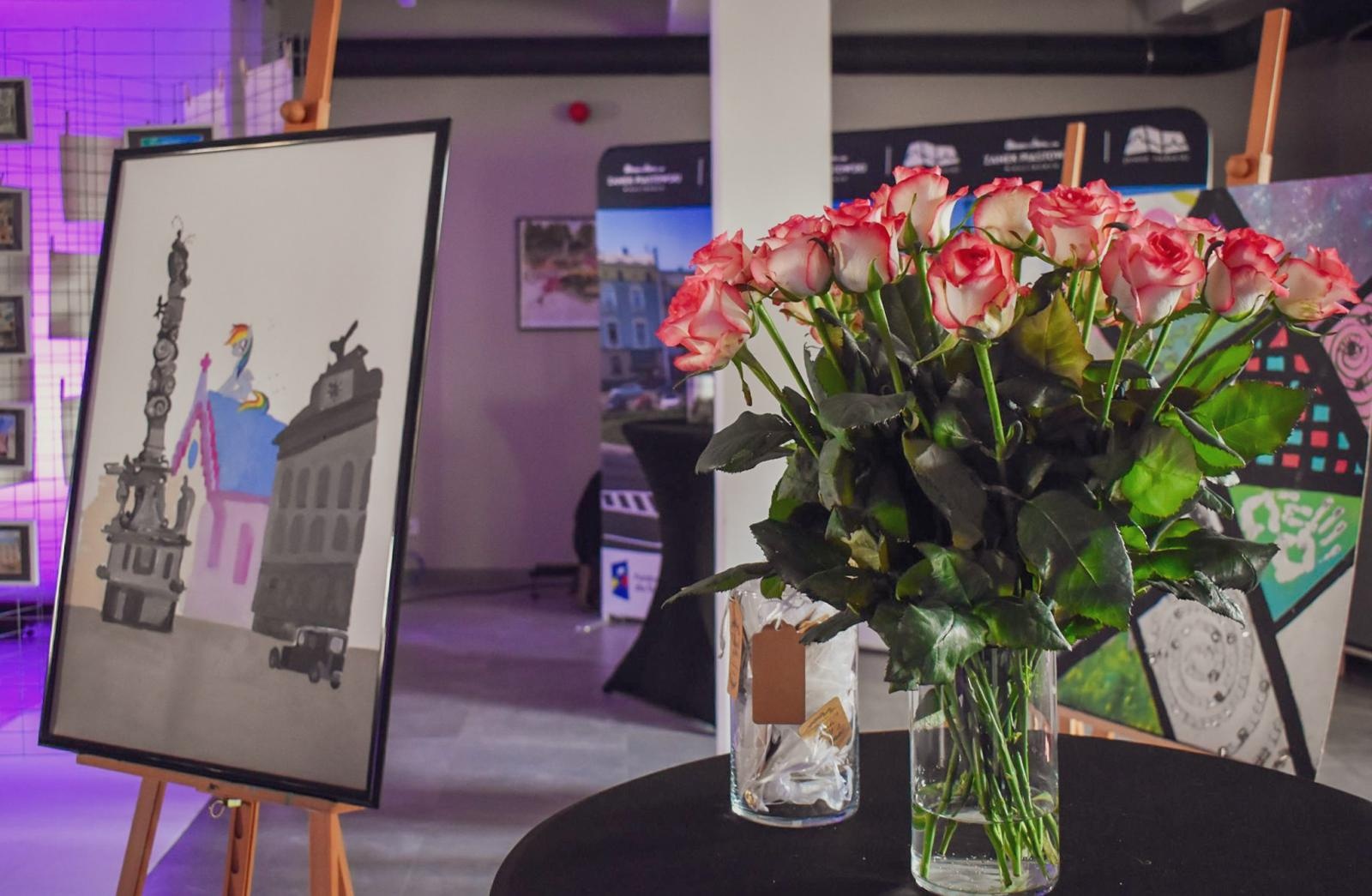 Zdjęcie w galerii na portalu naszraciborz.pl: Magiczny wernisaż prac młodych twórców w zamkowej słodowni [FOTO i WIDEO] wiadomości z regionu