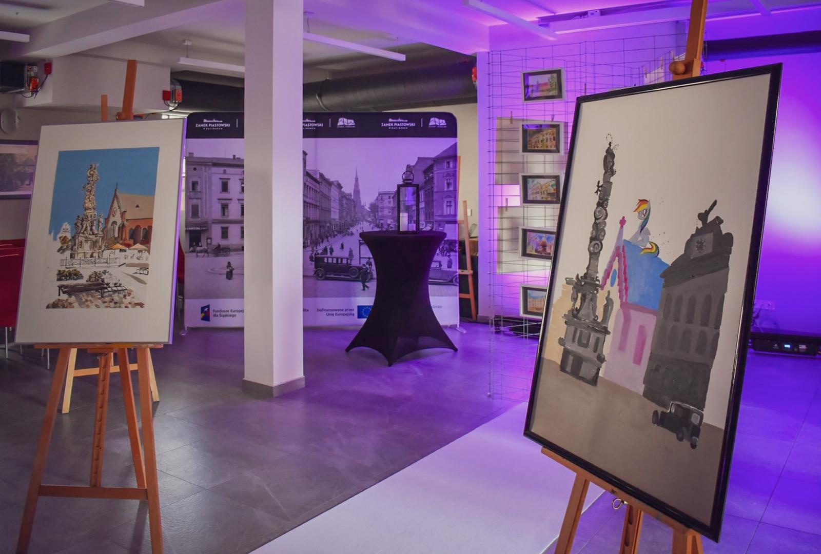 Zdjęcie w galerii na portalu naszraciborz.pl: Magiczny wernisaż prac młodych twórców w zamkowej słodowni [FOTO i WIDEO] wiadomości z regionu