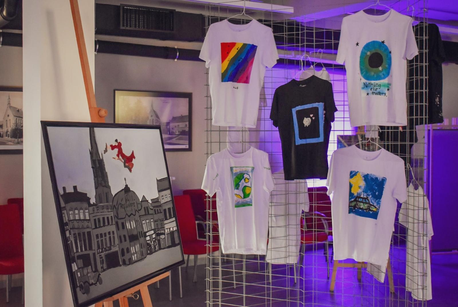 Zdjęcie w galerii na portalu naszraciborz.pl: Magiczny wernisaż prac młodych twórców w zamkowej słodowni [FOTO i WIDEO] wiadomości z regionu