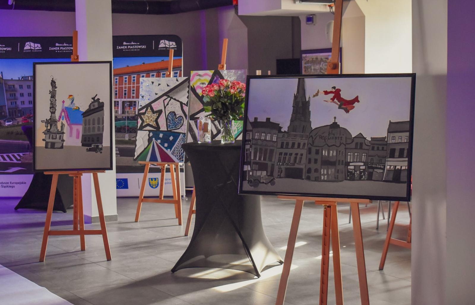 Zdjęcie w galerii na portalu naszraciborz.pl: Magiczny wernisaż prac młodych twórców w zamkowej słodowni [FOTO i WIDEO] wiadomości z regionu