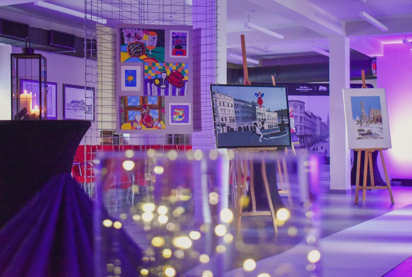 Zdjęcie w galerii na portalu naszraciborz.pl: Magiczny wernisaż prac młodych twórców w zamkowej słodowni [FOTO i WIDEO] wiadomości z regionu