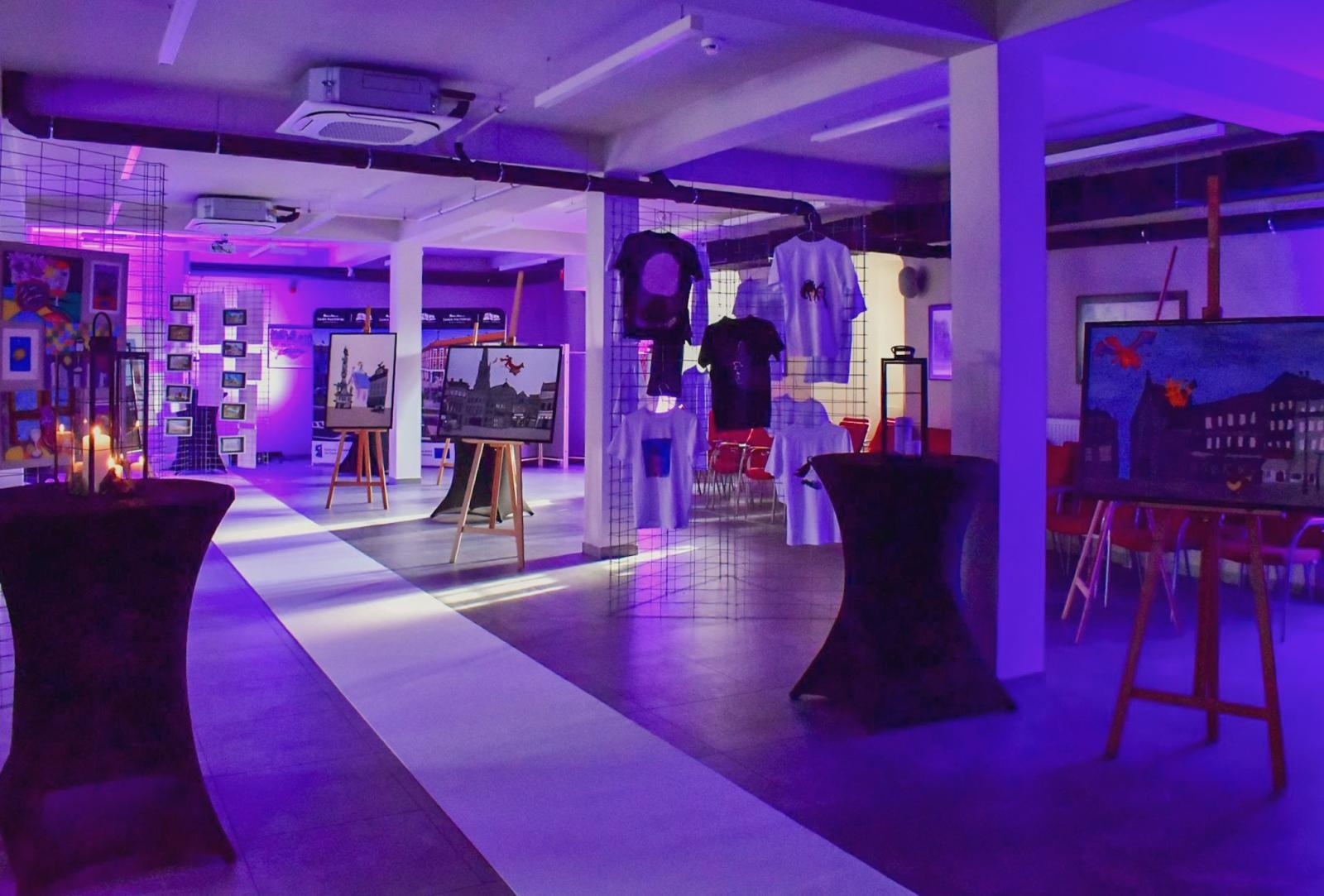 Zdjęcie w galerii na portalu naszraciborz.pl: Magiczny wernisaż prac młodych twórców w zamkowej słodowni [FOTO i WIDEO] wiadomości z regionu