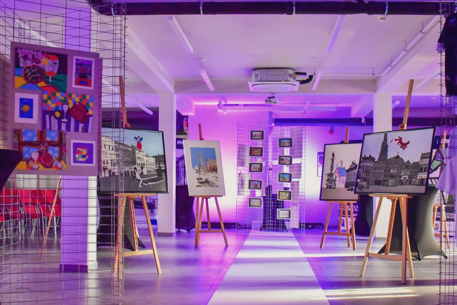 Zdjęcie w galerii na portalu naszraciborz.pl: Magiczny wernisaż prac młodych twórców w zamkowej słodowni [FOTO i WIDEO] wiadomości z regionu