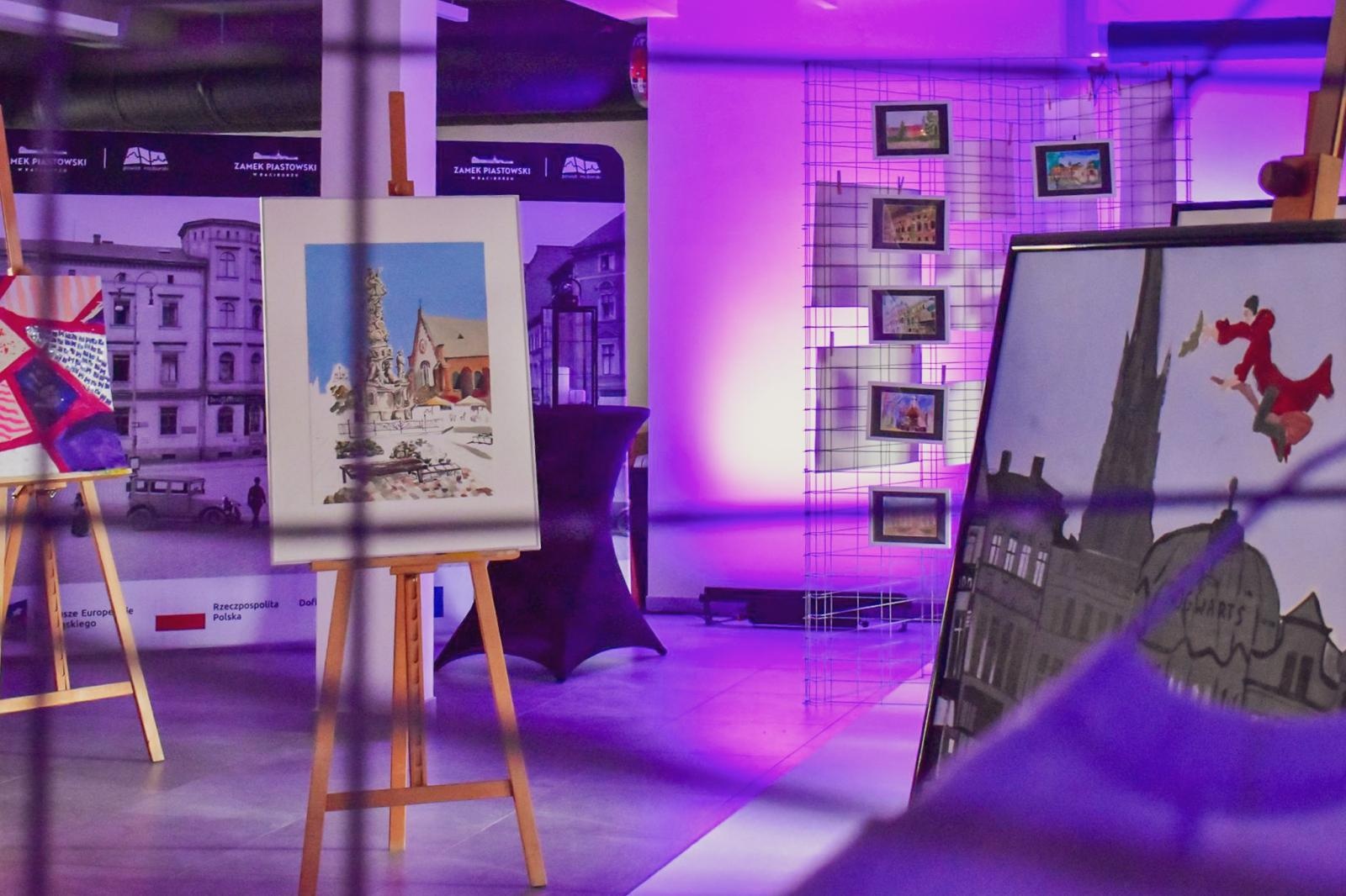 Zdjęcie w galerii na portalu naszraciborz.pl: Magiczny wernisaż prac młodych twórców w zamkowej słodowni [FOTO i WIDEO] wiadomości z regionu