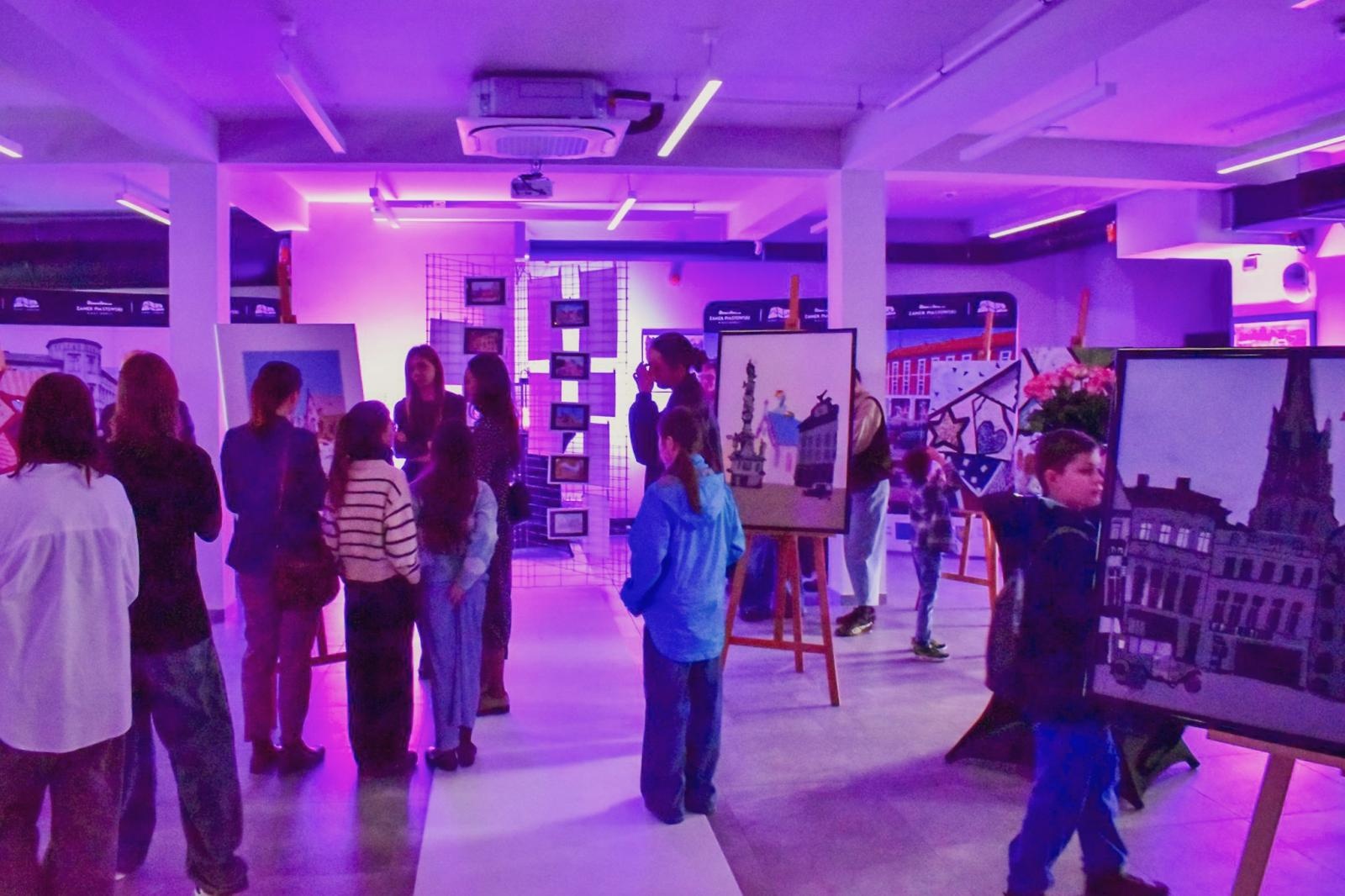 Zdjęcie w galerii na portalu naszraciborz.pl: Magiczny wernisaż prac młodych twórców w zamkowej słodowni [FOTO i WIDEO] wiadomości z regionu