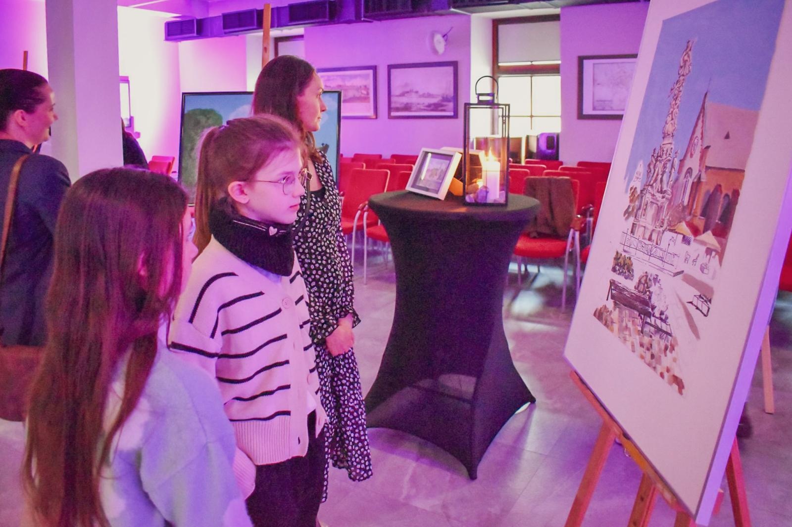 Zdjęcie w galerii na portalu naszraciborz.pl: Magiczny wernisaż prac młodych twórców w zamkowej słodowni [FOTO i WIDEO] wiadomości z regionu
