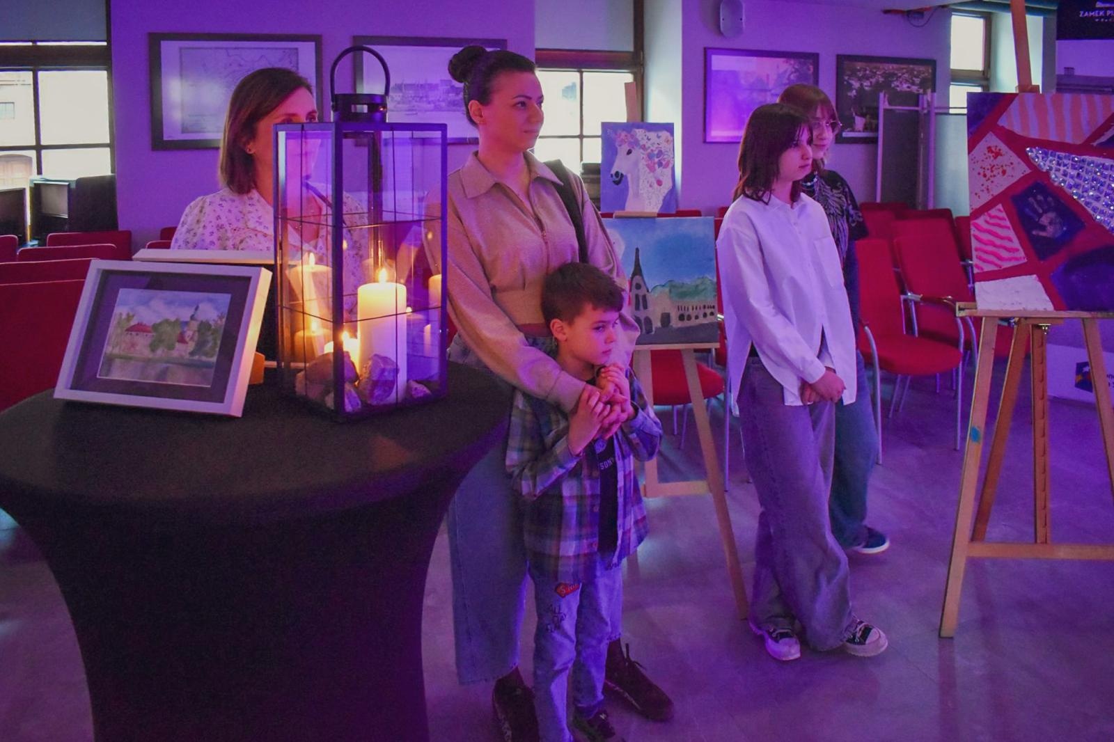 Zdjęcie w galerii na portalu naszraciborz.pl: Magiczny wernisaż prac młodych twórców w zamkowej słodowni [FOTO i WIDEO] wiadomości z regionu