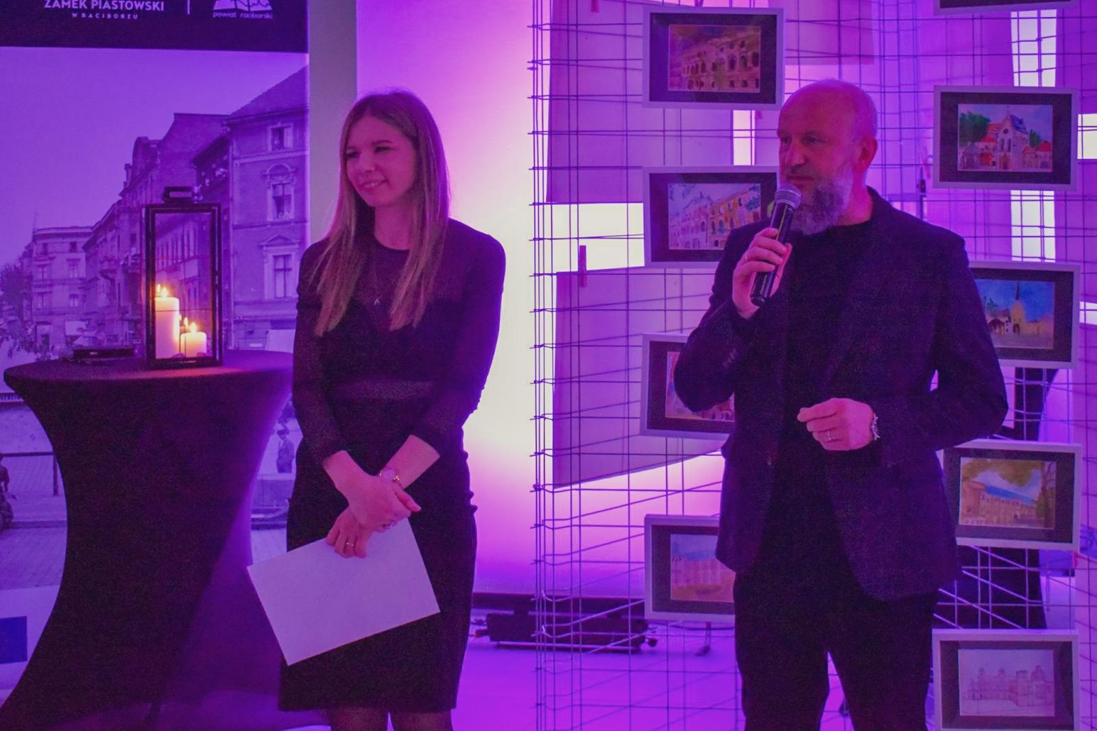 Zdjęcie w galerii na portalu naszraciborz.pl: Magiczny wernisaż prac młodych twórców w zamkowej słodowni [FOTO i WIDEO] wiadomości z regionu