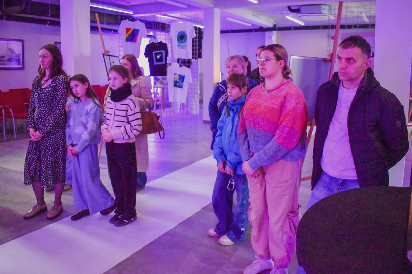 Zdjęcie w galerii na portalu naszraciborz.pl: Magiczny wernisaż prac młodych twórców w zamkowej słodowni [FOTO i WIDEO] wiadomości z regionu