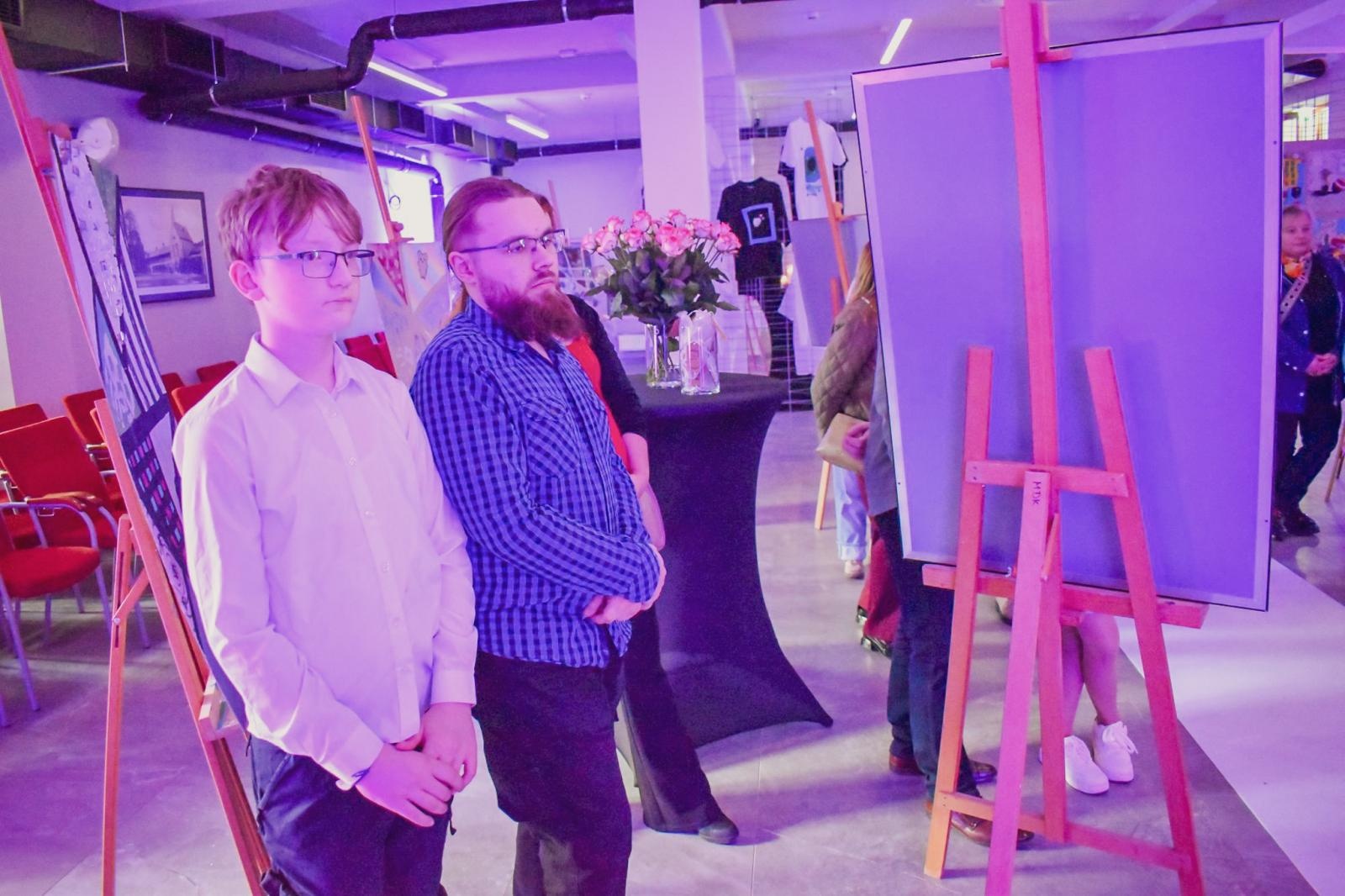 Zdjęcie w galerii na portalu naszraciborz.pl: Magiczny wernisaż prac młodych twórców w zamkowej słodowni [FOTO i WIDEO] wiadomości z regionu