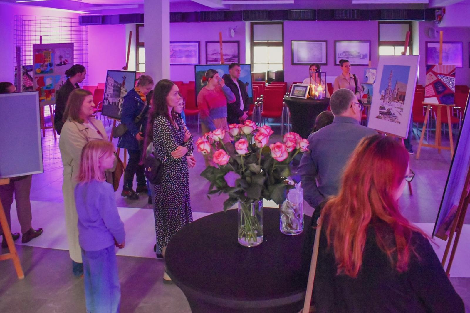 Zdjęcie w galerii na portalu naszraciborz.pl: Magiczny wernisaż prac młodych twórców w zamkowej słodowni [FOTO i WIDEO] wiadomości z regionu