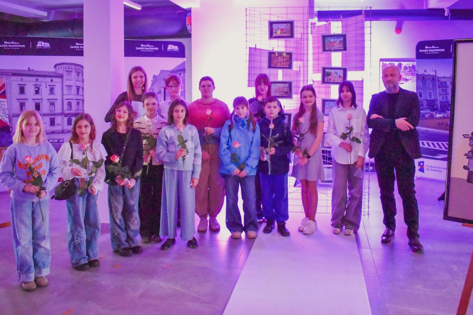 Zdjęcie w galerii na portalu naszraciborz.pl: Magiczny wernisaż prac młodych twórców w zamkowej słodowni [FOTO i WIDEO] wiadomości z regionu