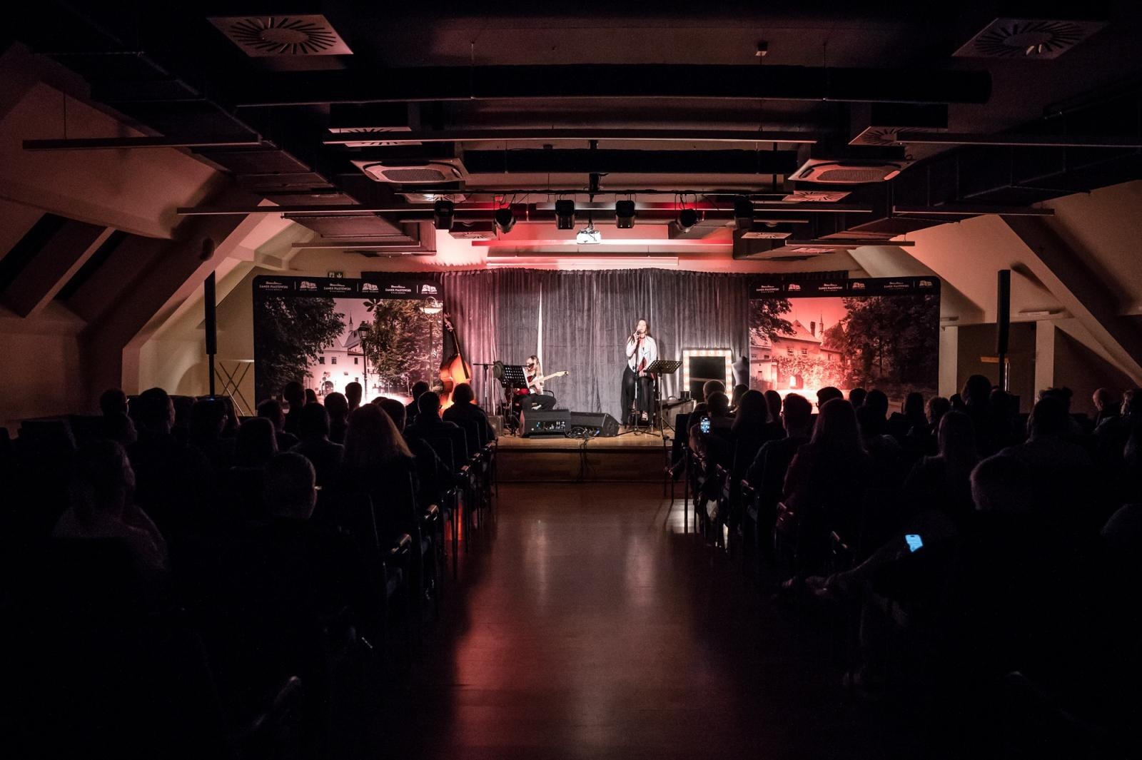 Zdjęcie w galerii na portalu naszraciborz.pl: R&B Classic na Zamku Piastowskim: Wieczór w rytmie największych hitów [FOTO i WIDEO] wiadomości z regionu