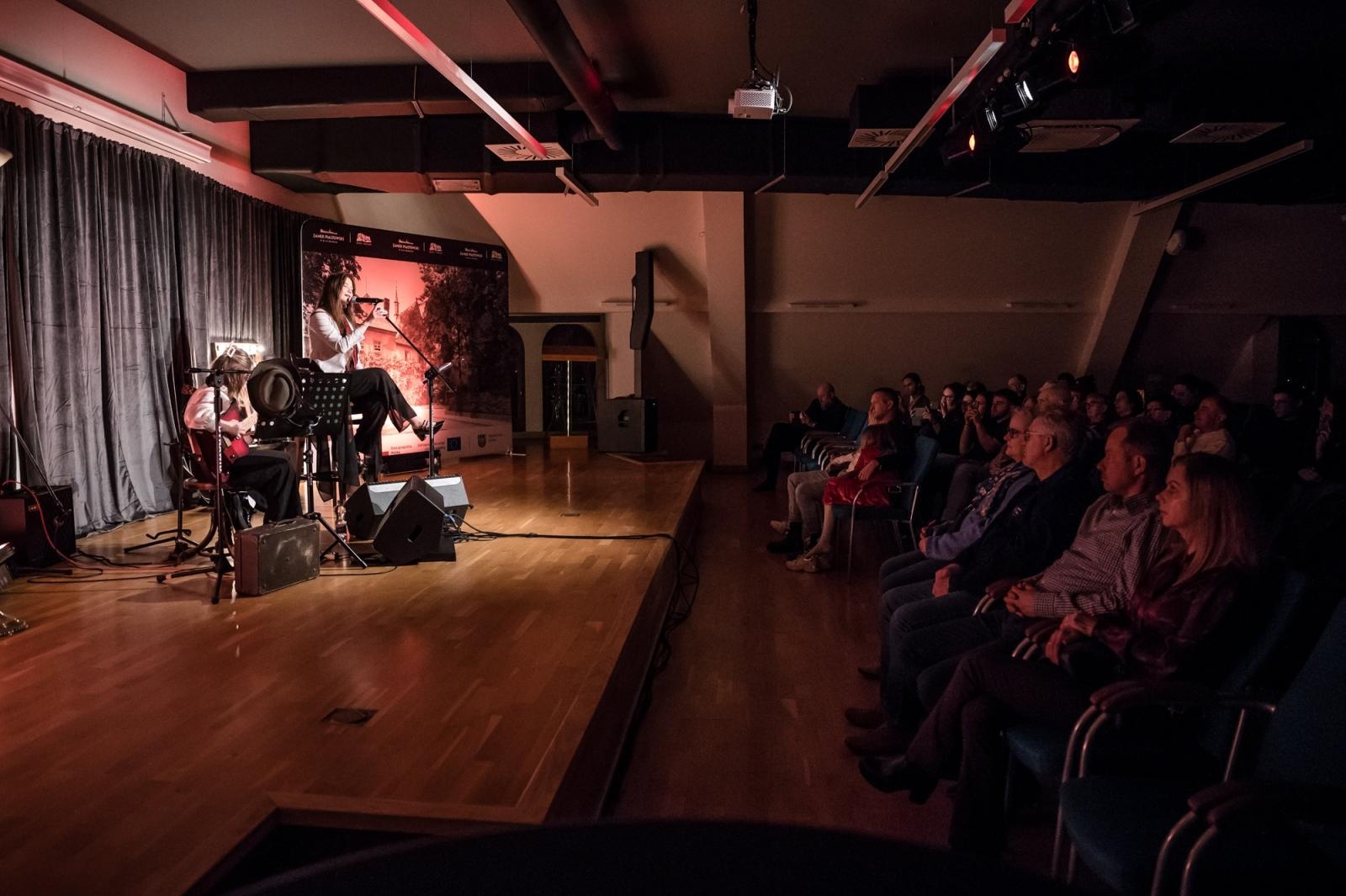 Zdjęcie w galerii na portalu naszraciborz.pl: R&B Classic na Zamku Piastowskim: Wieczór w rytmie największych hitów [FOTO i WIDEO] wiadomości z regionu