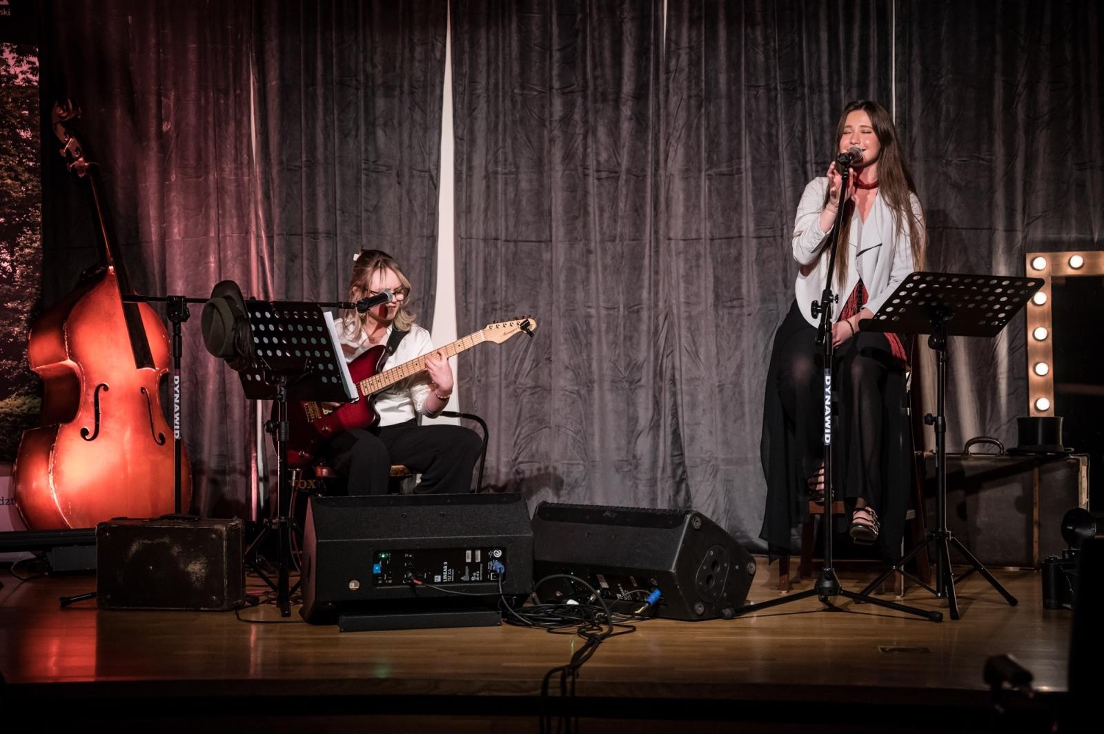 Zdjęcie w galerii na portalu naszraciborz.pl: R&B Classic na Zamku Piastowskim: Wieczór w rytmie największych hitów [FOTO i WIDEO] wiadomości z regionu