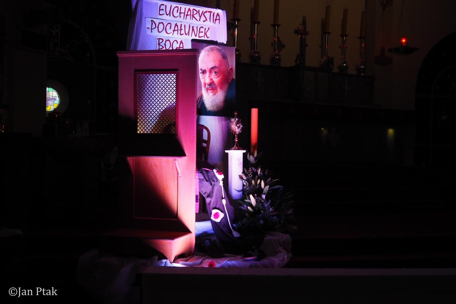 Zdjęcie w galerii na portalu naszraciborz.pl: Ekstremalna Droga Krzyżowa. Wyzwanie w ciszy i mroku podjęte przez wiernych z naszego powiatu [FOTO] wiadomości z regionu