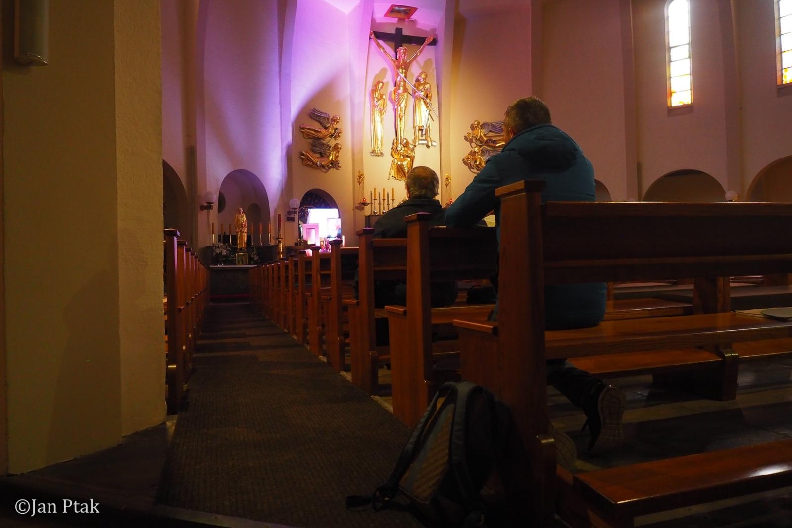 Zdjęcie w galerii na portalu naszraciborz.pl: Ekstremalna Droga Krzyżowa. Wyzwanie w ciszy i mroku podjęte przez wiernych z naszego powiatu [FOTO] wiadomości z regionu