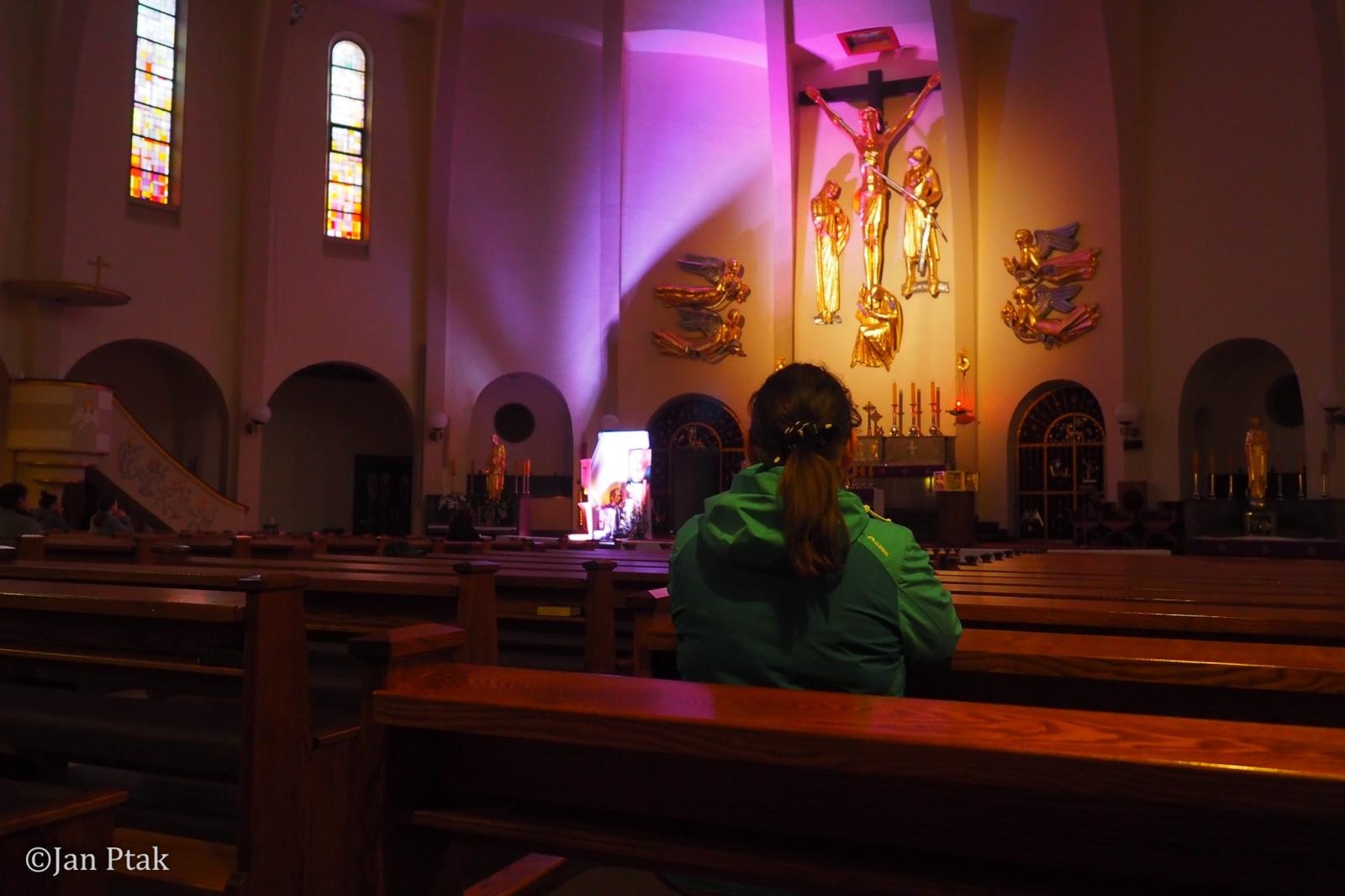 Zdjęcie w galerii na portalu naszraciborz.pl: Ekstremalna Droga Krzyżowa. Wyzwanie w ciszy i mroku podjęte przez wiernych z naszego powiatu [FOTO] wiadomości z regionu