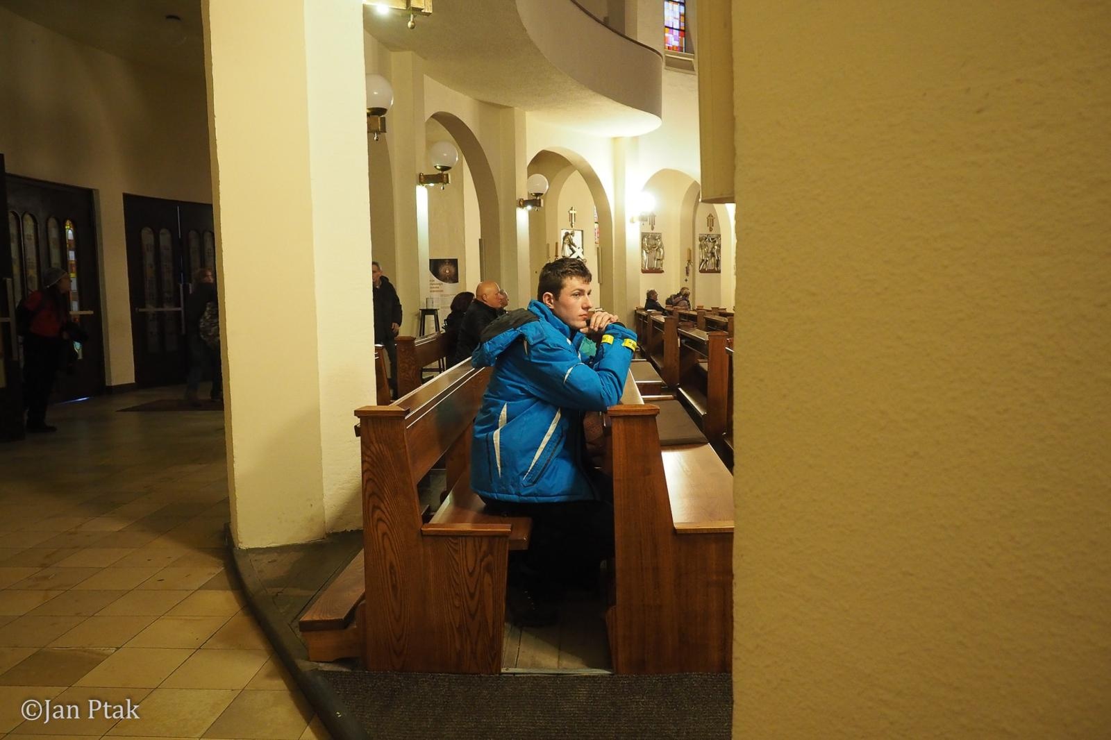 Zdjęcie w galerii na portalu naszraciborz.pl: Ekstremalna Droga Krzyżowa. Wyzwanie w ciszy i mroku podjęte przez wiernych z naszego powiatu [FOTO] wiadomości z regionu