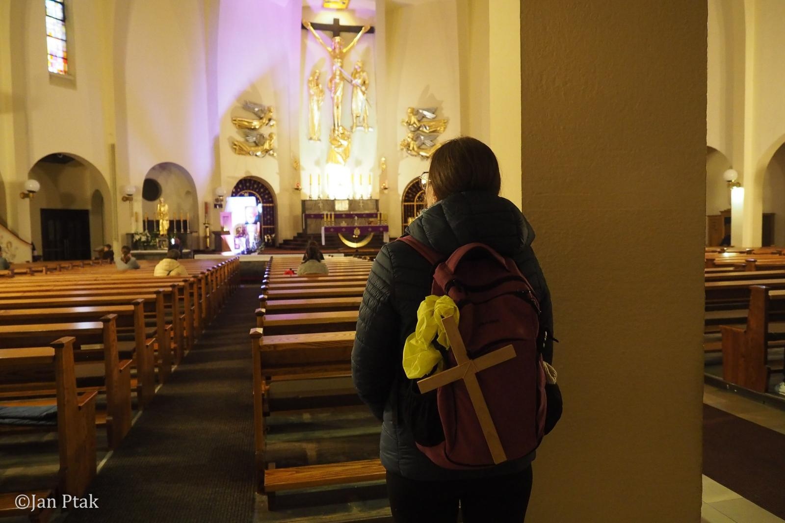 Zdjęcie w galerii na portalu naszraciborz.pl: Ekstremalna Droga Krzyżowa. Wyzwanie w ciszy i mroku podjęte przez wiernych z naszego powiatu [FOTO] wiadomości z regionu