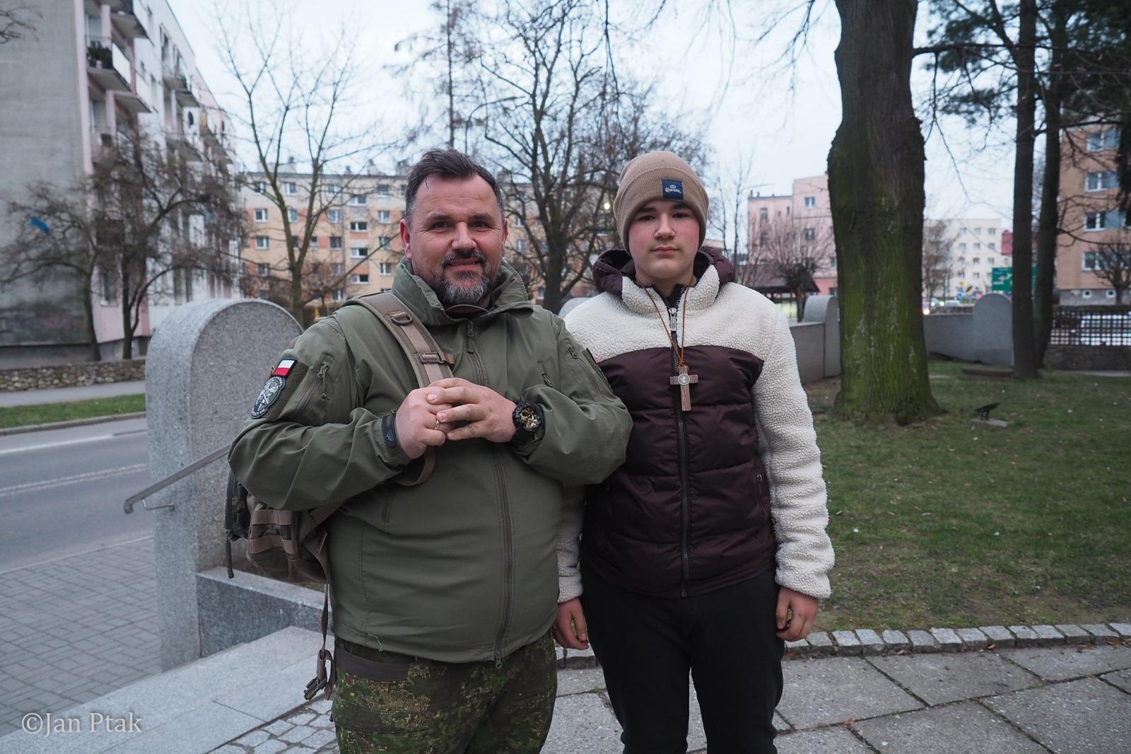 Zdjęcie w galerii na portalu naszraciborz.pl: Ekstremalna Droga Krzyżowa. Wyzwanie w ciszy i mroku podjęte przez wiernych z naszego powiatu [FOTO] wiadomości z regionu