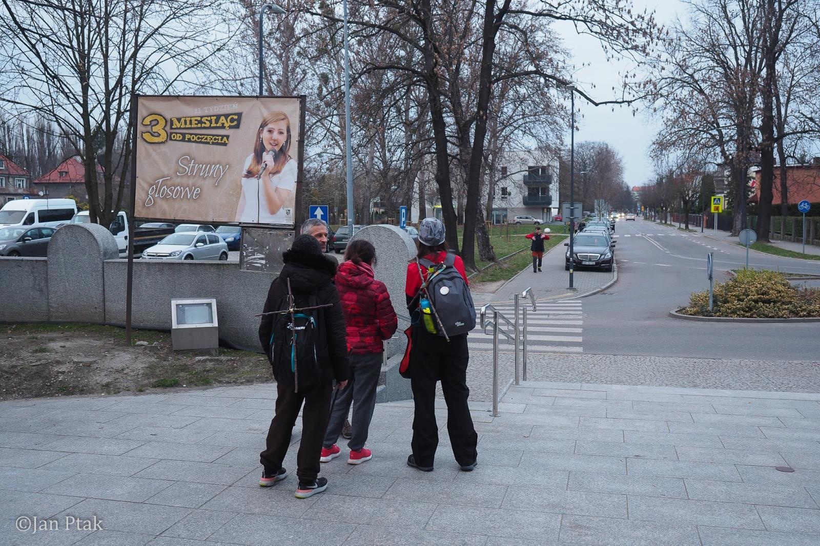Zdjęcie w galerii na portalu naszraciborz.pl: Ekstremalna Droga Krzyżowa. Wyzwanie w ciszy i mroku podjęte przez wiernych z naszego powiatu [FOTO] wiadomości z regionu
