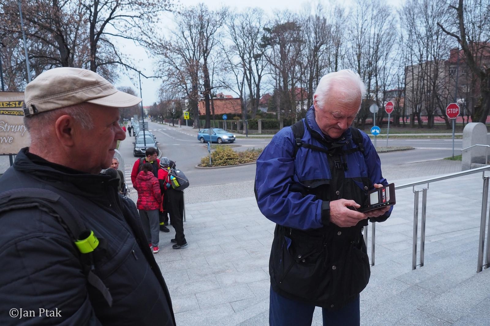 Zdjęcie w galerii na portalu naszraciborz.pl: Ekstremalna Droga Krzyżowa. Wyzwanie w ciszy i mroku podjęte przez wiernych z naszego powiatu [FOTO] wiadomości z regionu