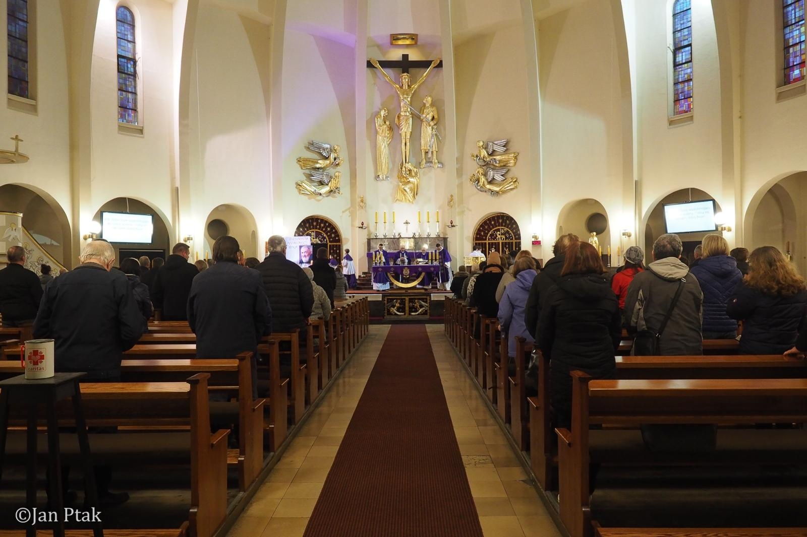 Zdjęcie w galerii na portalu naszraciborz.pl: Ekstremalna Droga Krzyżowa. Wyzwanie w ciszy i mroku podjęte przez wiernych z naszego powiatu [FOTO] wiadomości z regionu